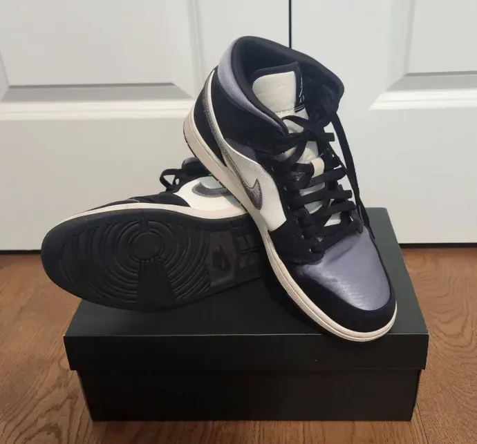 Air Jordan 1 Mid SE Satin Smoke Grey Toe [US SIZE 10]