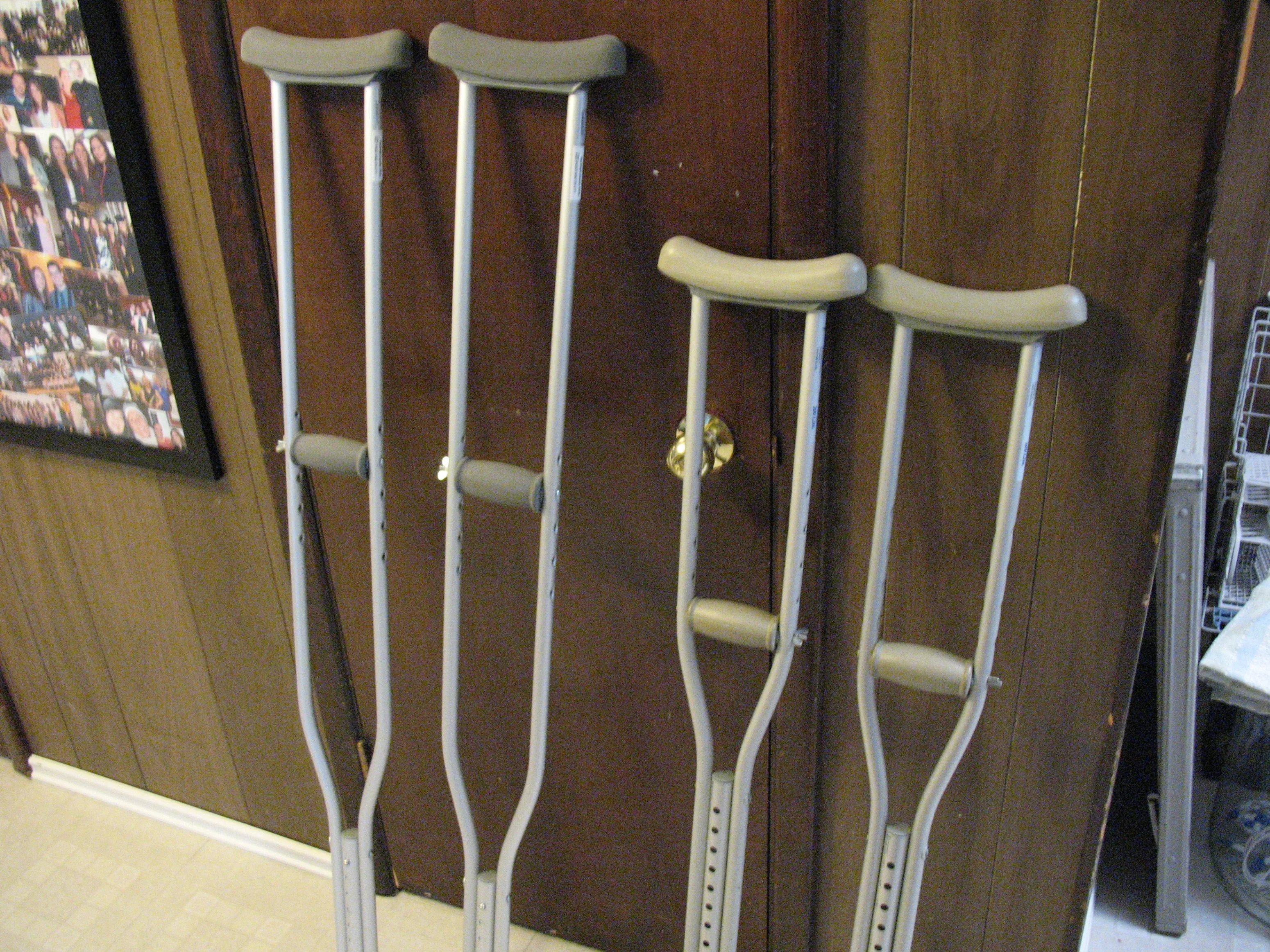 Crutches for Adults and Children, LIKE NEW image indicator(8)