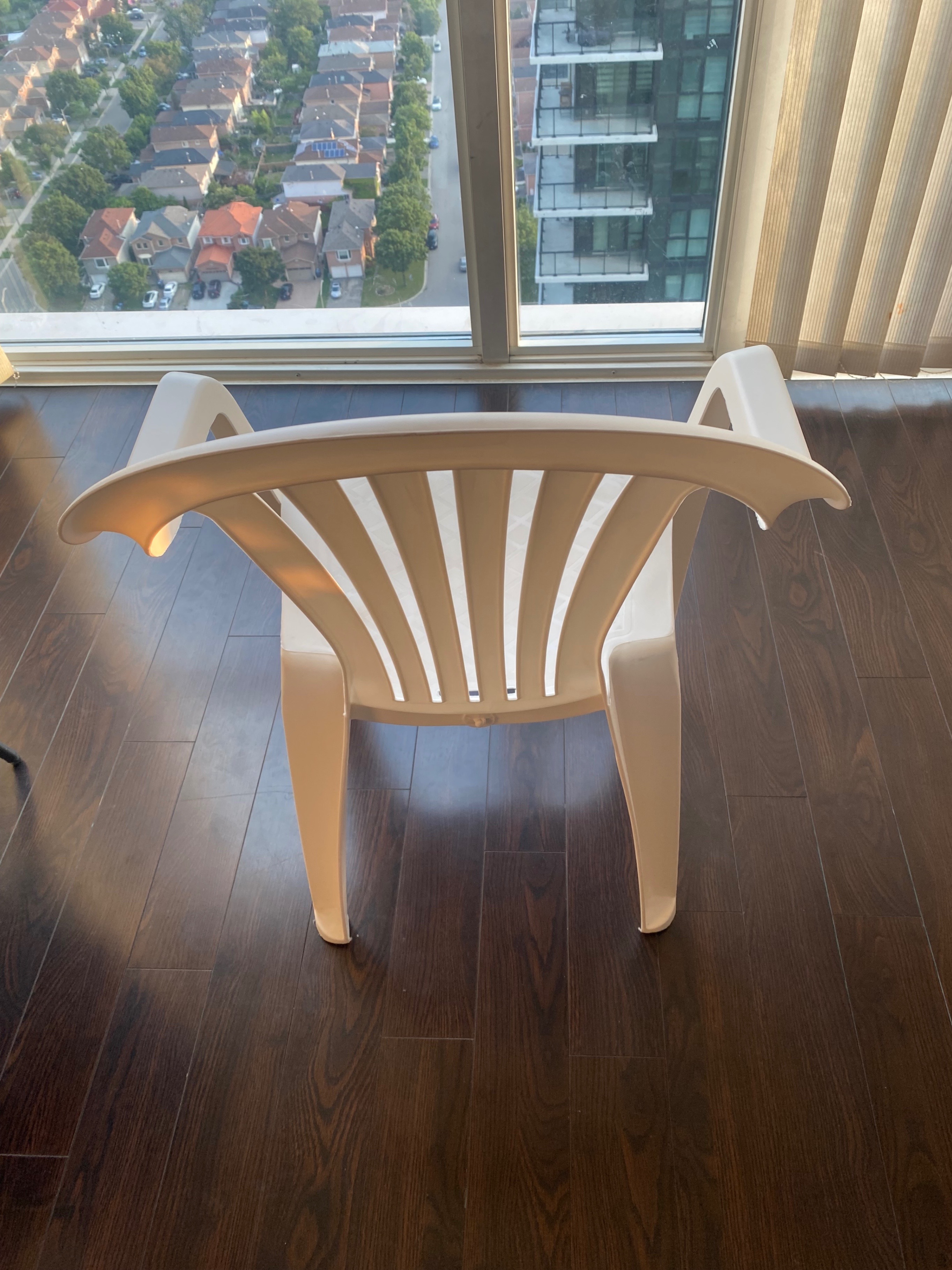 🪑 White Plastic Chair - photo 2