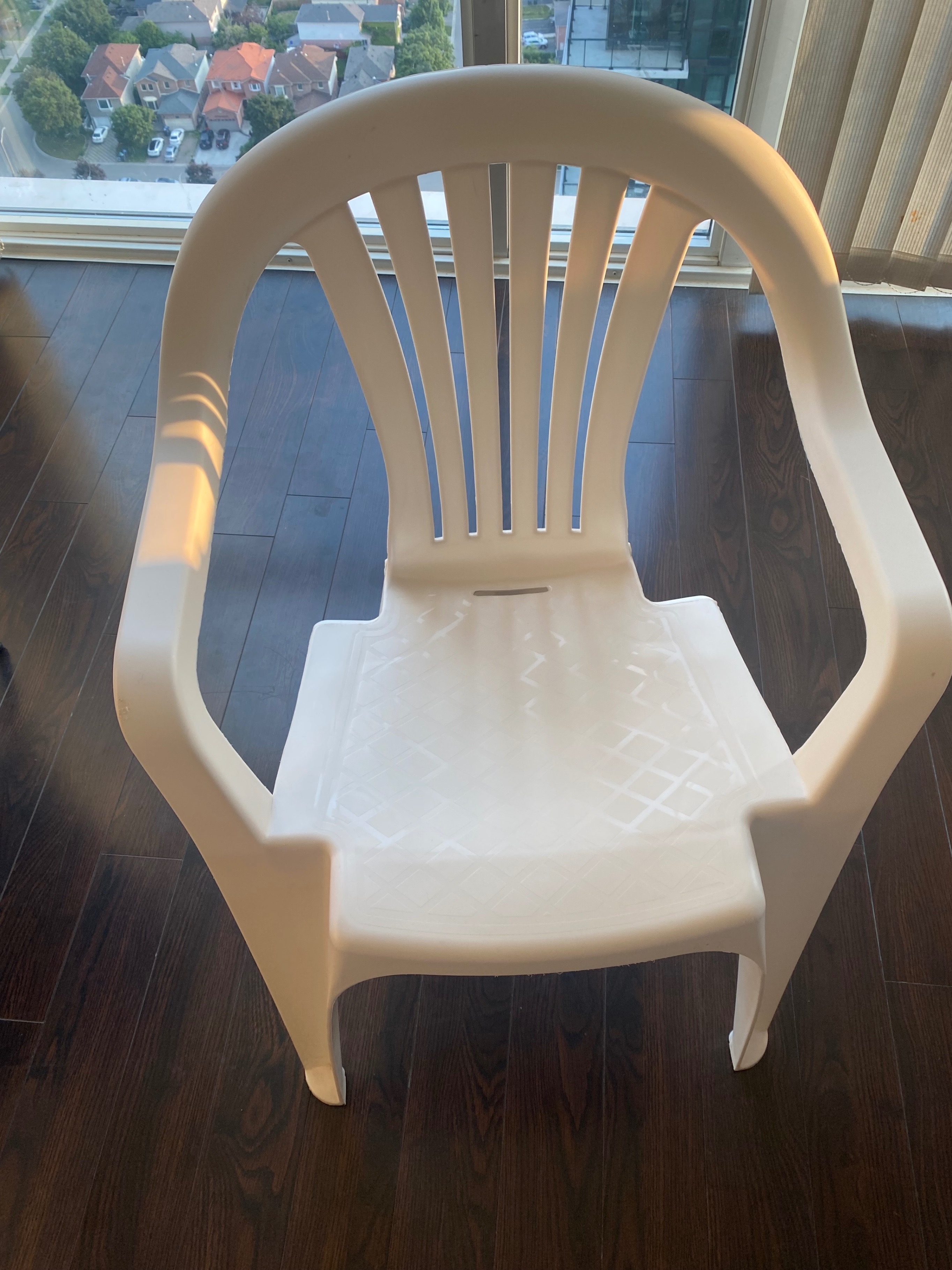 🪑 White Plastic Chair