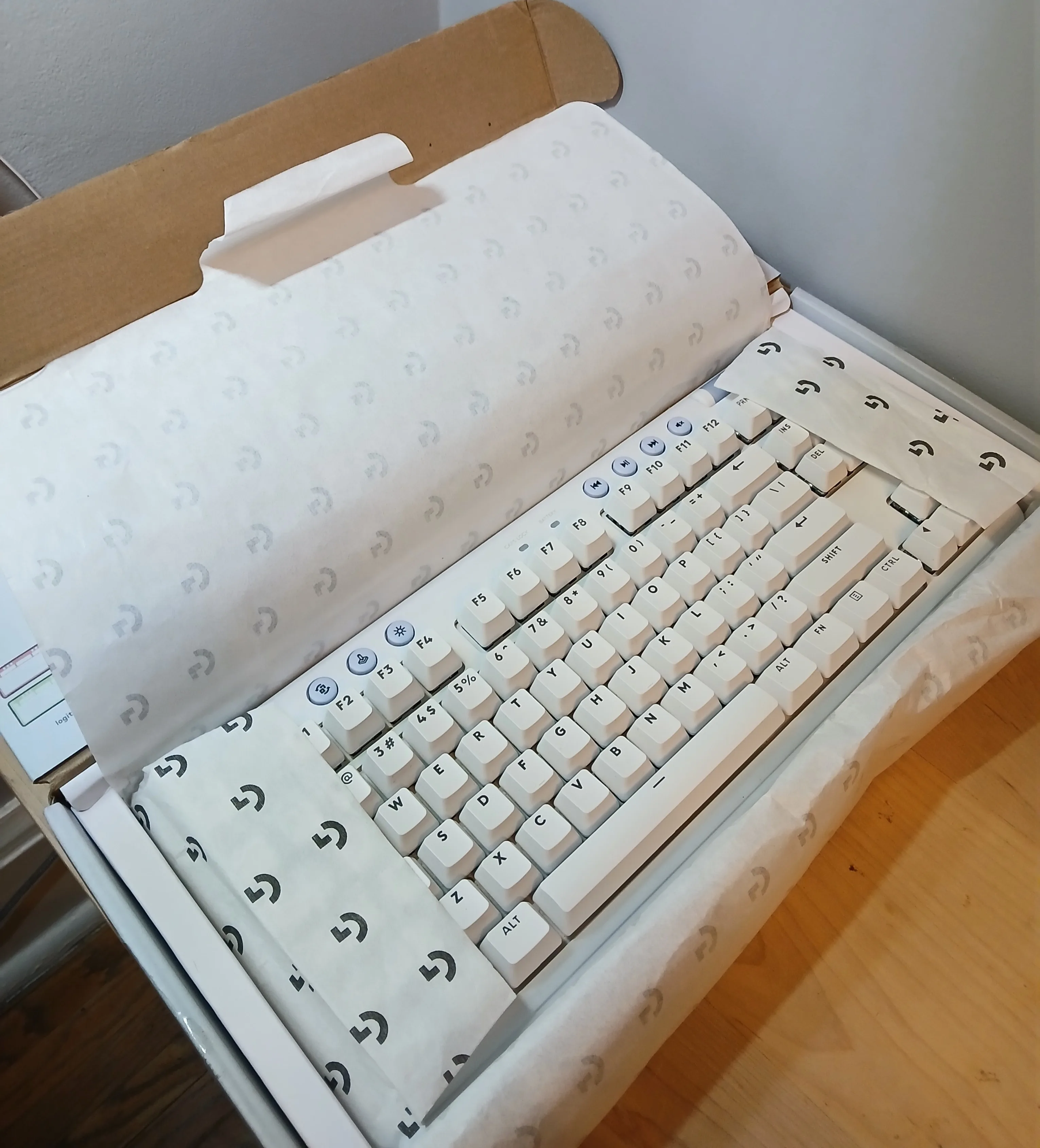 Logitech G715 Wireless Mechanical Gaming Keyboard – White Mist image indicator(6)