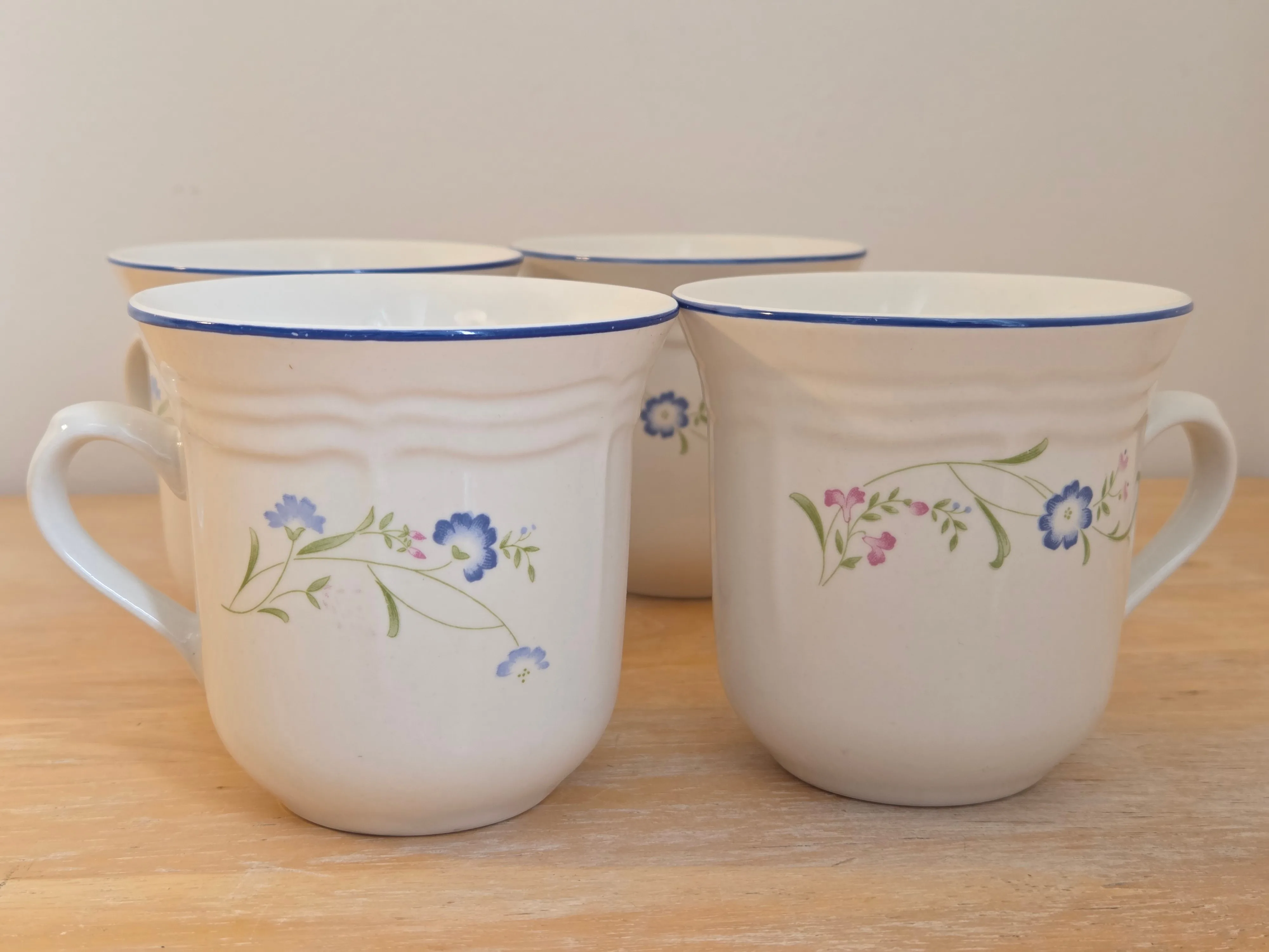 Set of 4 Shades Crest Mugs – Floral Stoneware, 355 ml thumbnail