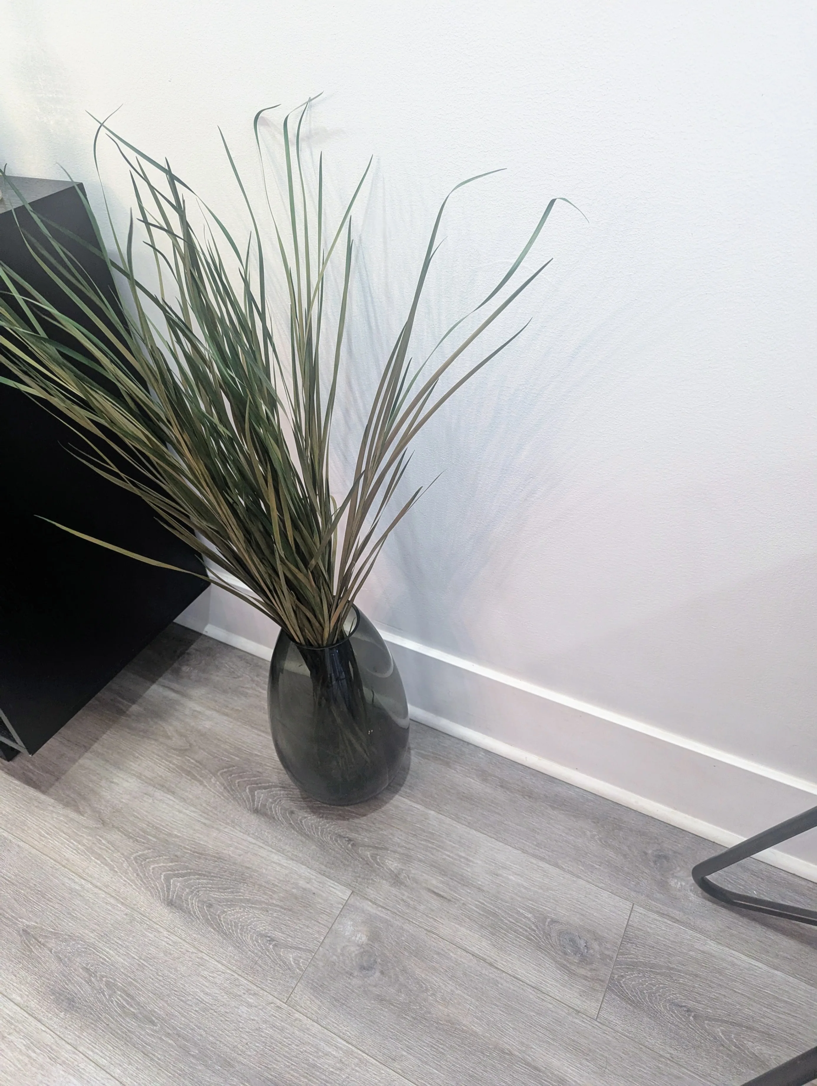 Modern Dark Green Glass Vase with Realistic Faux Grass Decor image indicator(3)