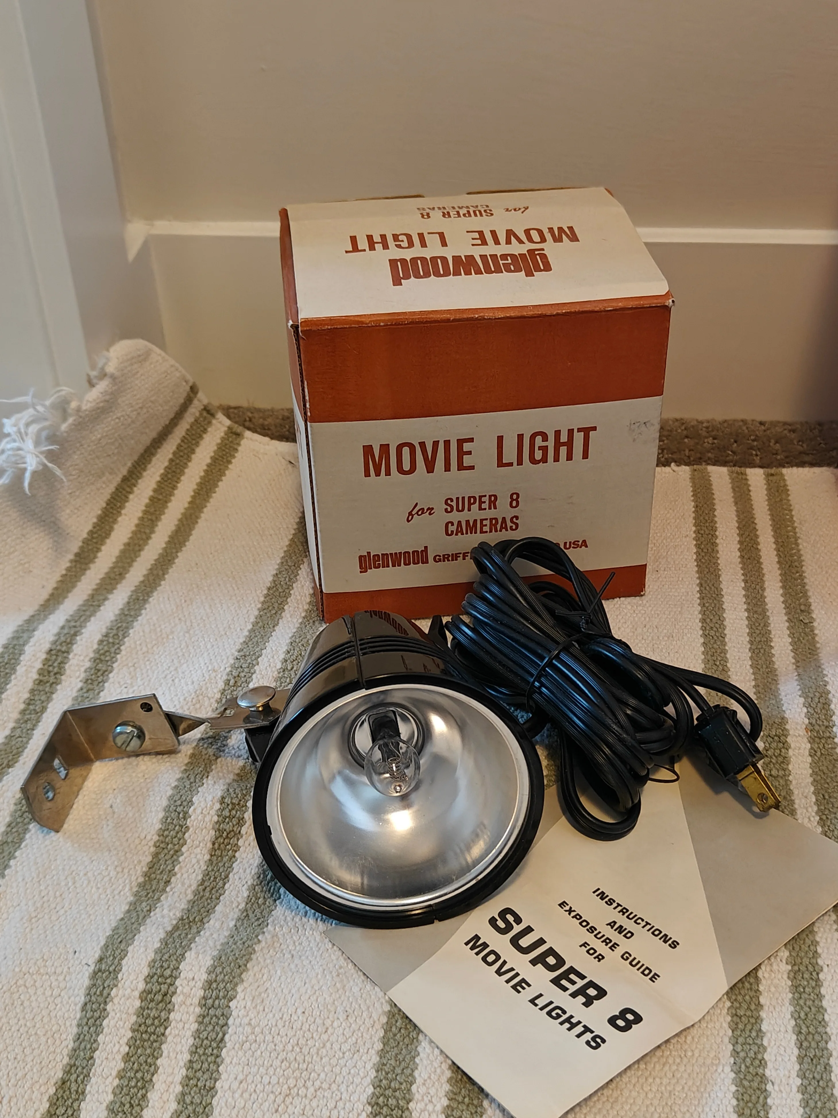 GAF ST/1002 Super 8 Vintage Movie Camera & Light & Lens Hood image indicator(7)