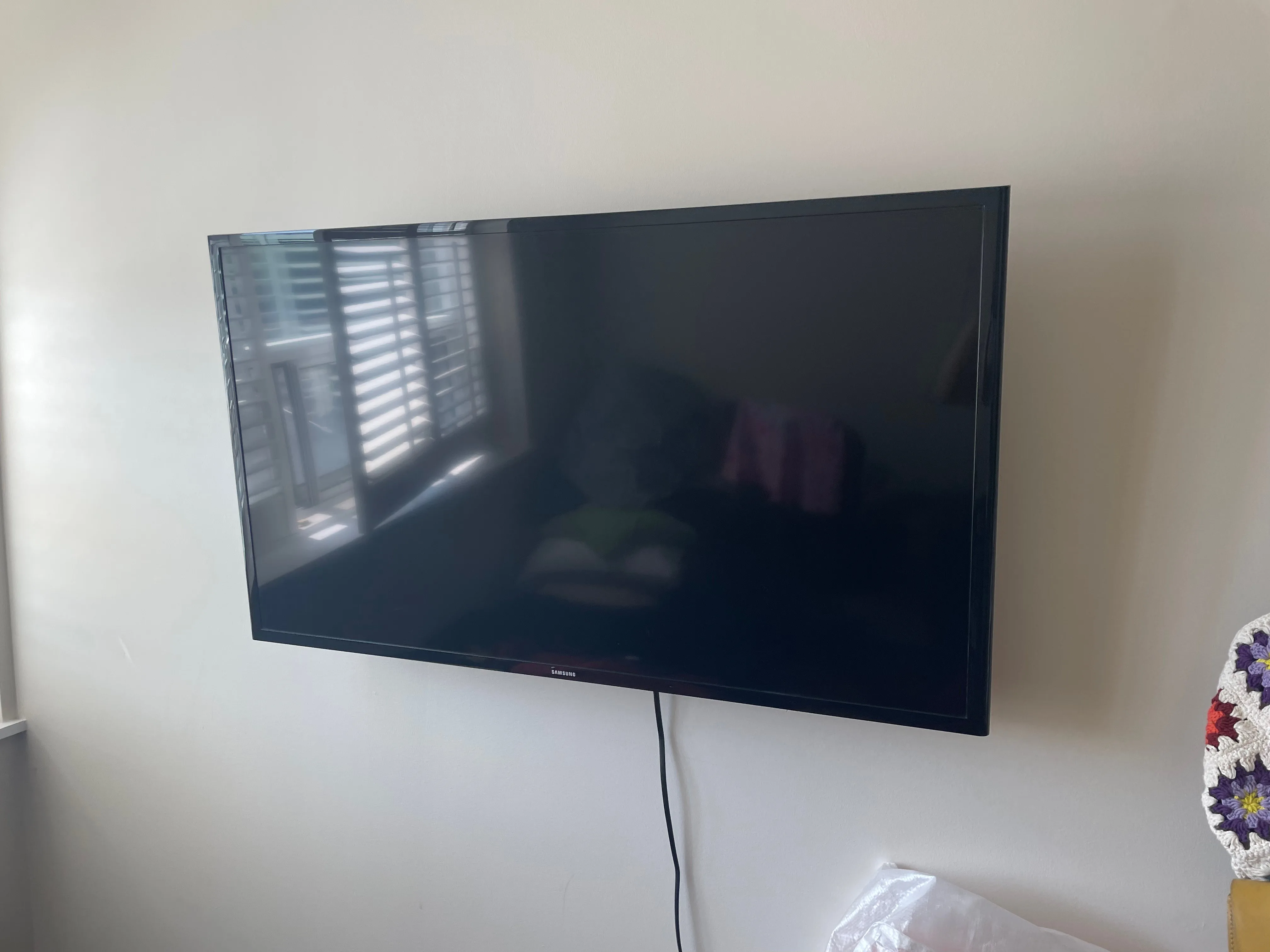 40" Full HD Flat Smart TV with mount and stand thumbnail