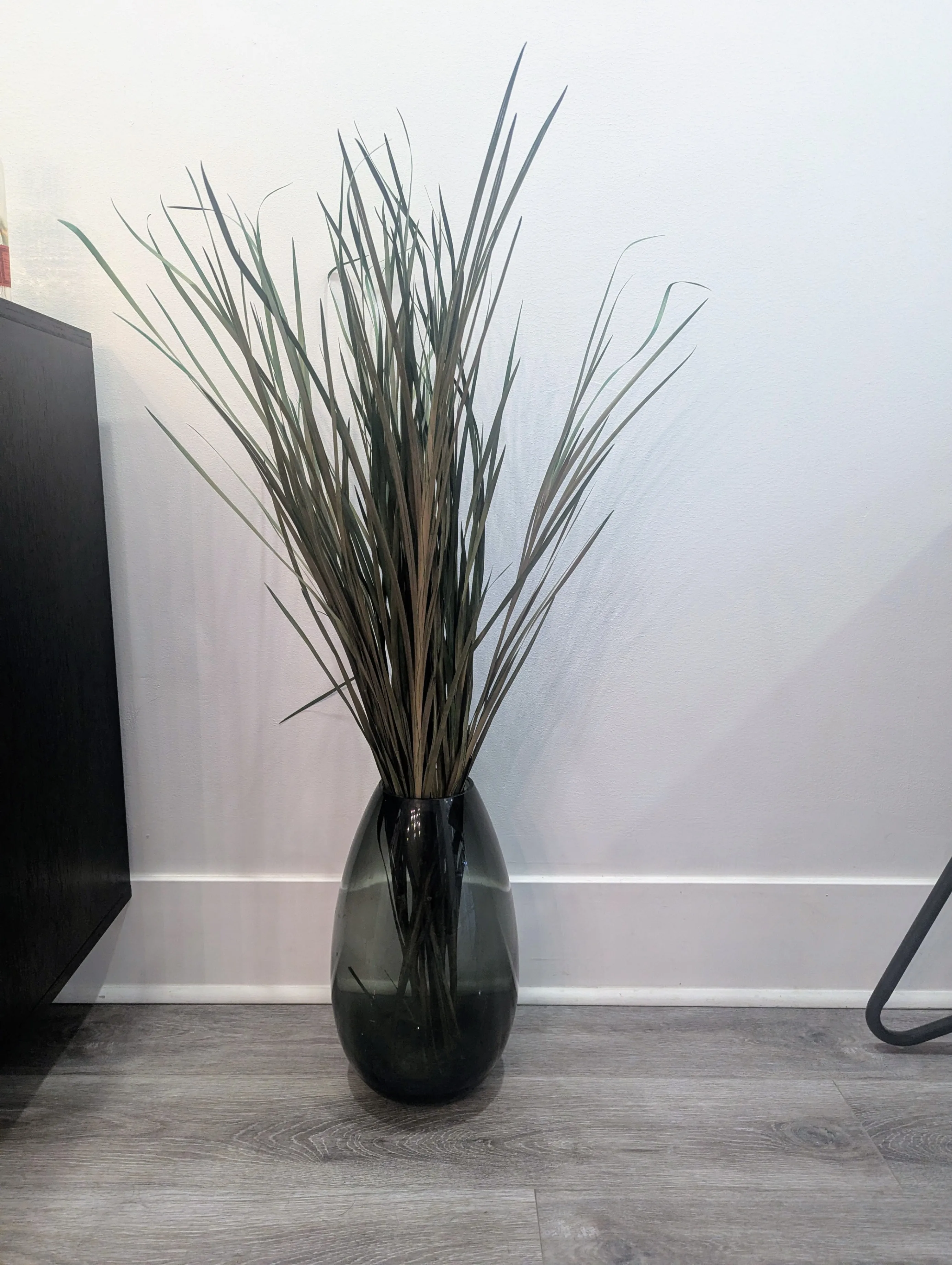 Modern Dark Green Glass Vase with Realistic Faux Grass Decor image indicator(2)