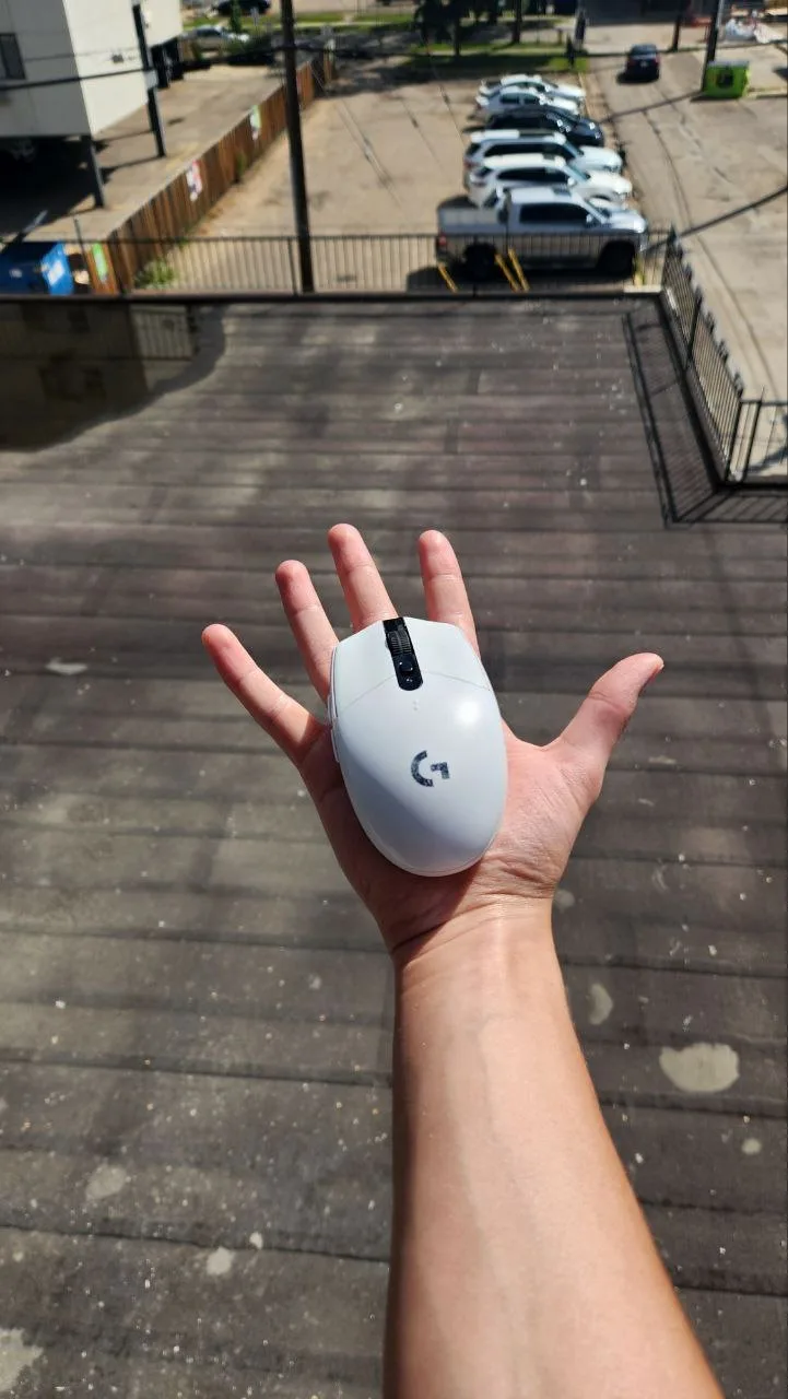 Logitech G305 Wireless Gaming Mouse thumbnail