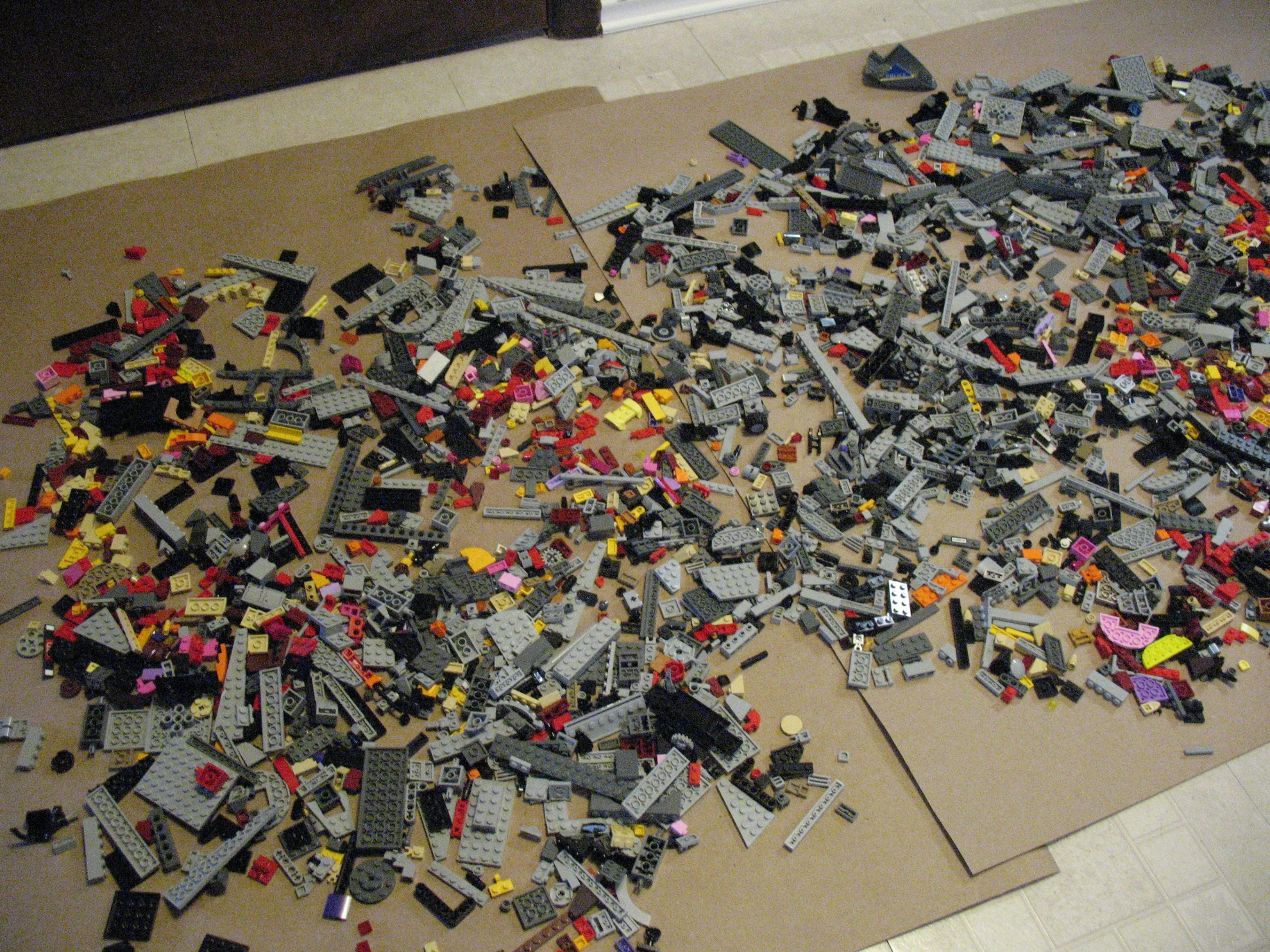 2000 Plus Random LEGO Pieces thumbnail