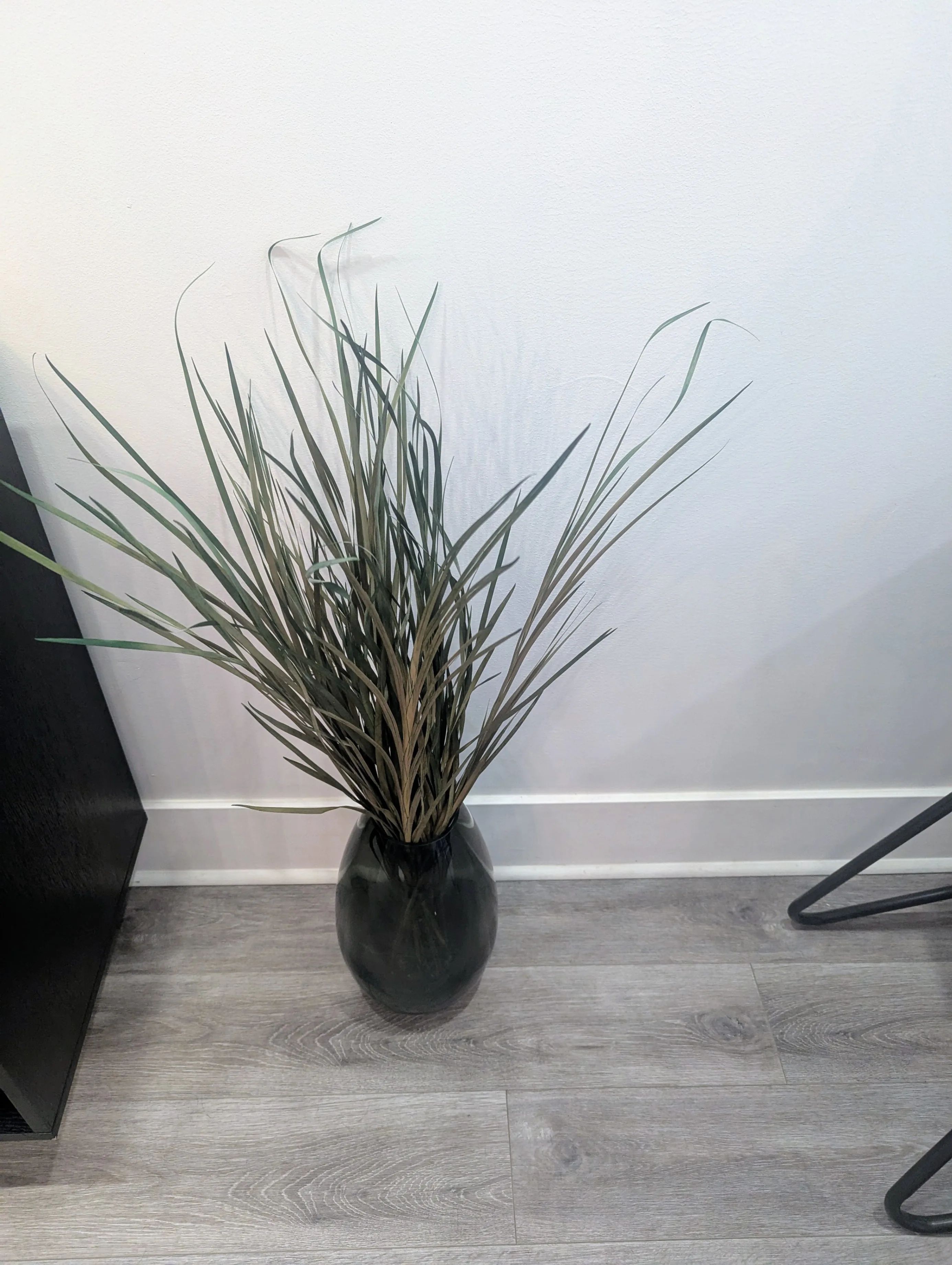 Modern Dark Green Glass Vase with Realistic Faux Grass Decor thumbnail