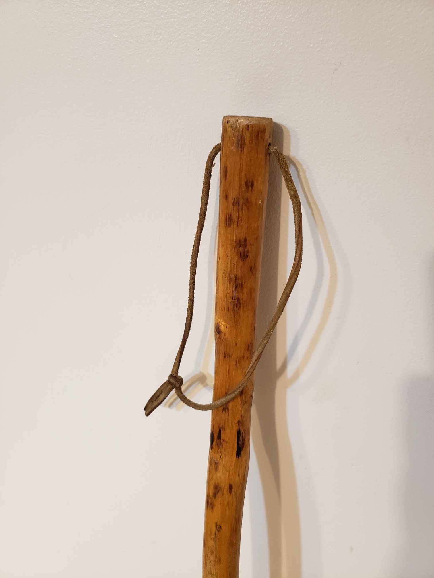 Antique hardwood walking stick with leather strap 4 feet long - photo 3