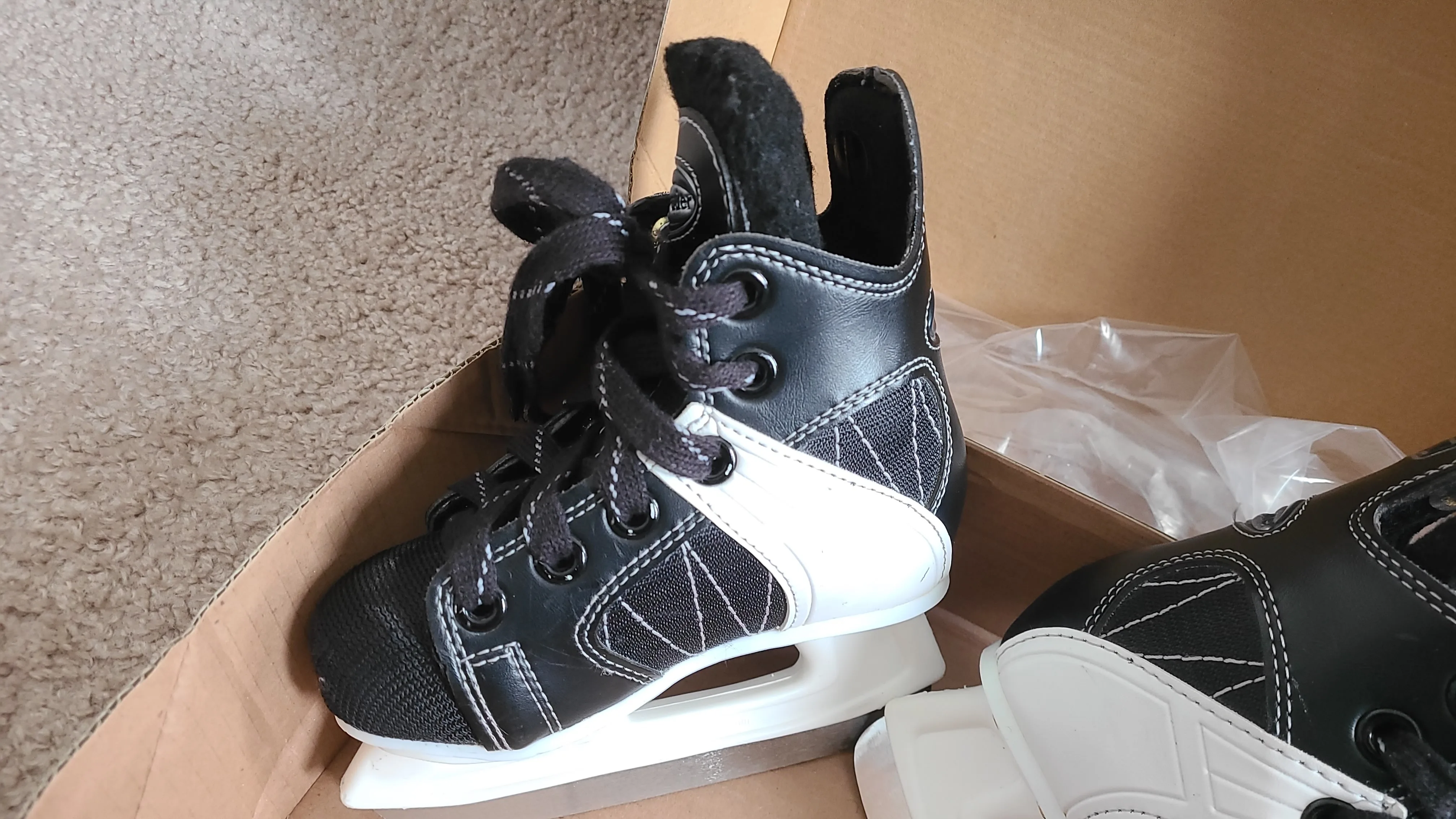 CCM hockey skates - Size 9J (1 pair) image indicator(5)