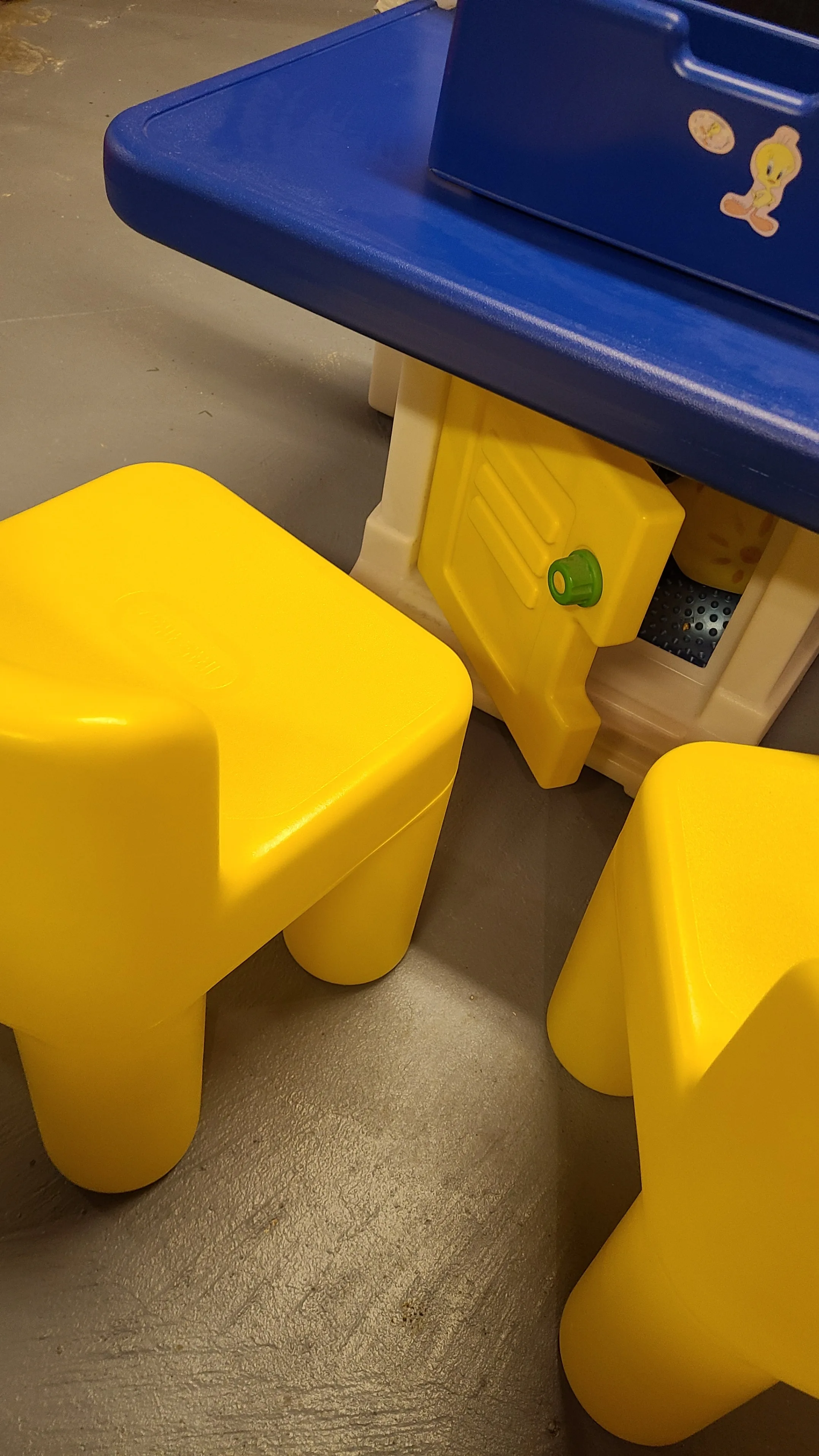 Today's toddlers toy table with chairs image indicator(6)