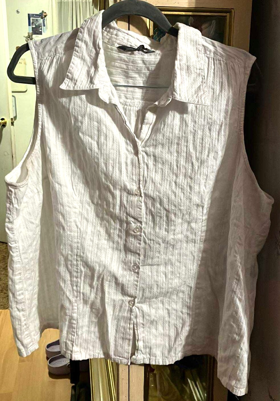 Women Top White No Sleeves - Size 22