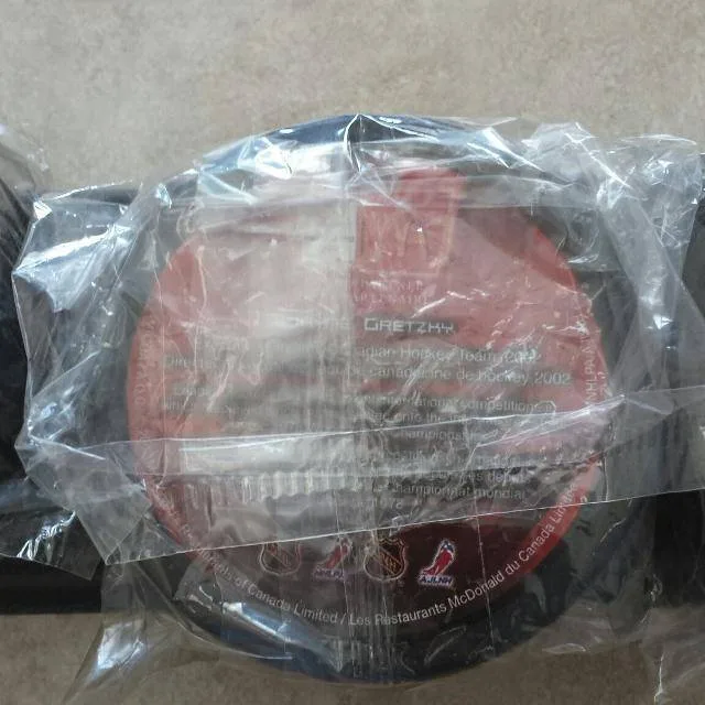 2002 McDonald’s Team Canada Hockey Puck Set – Sealed image indicator(3)