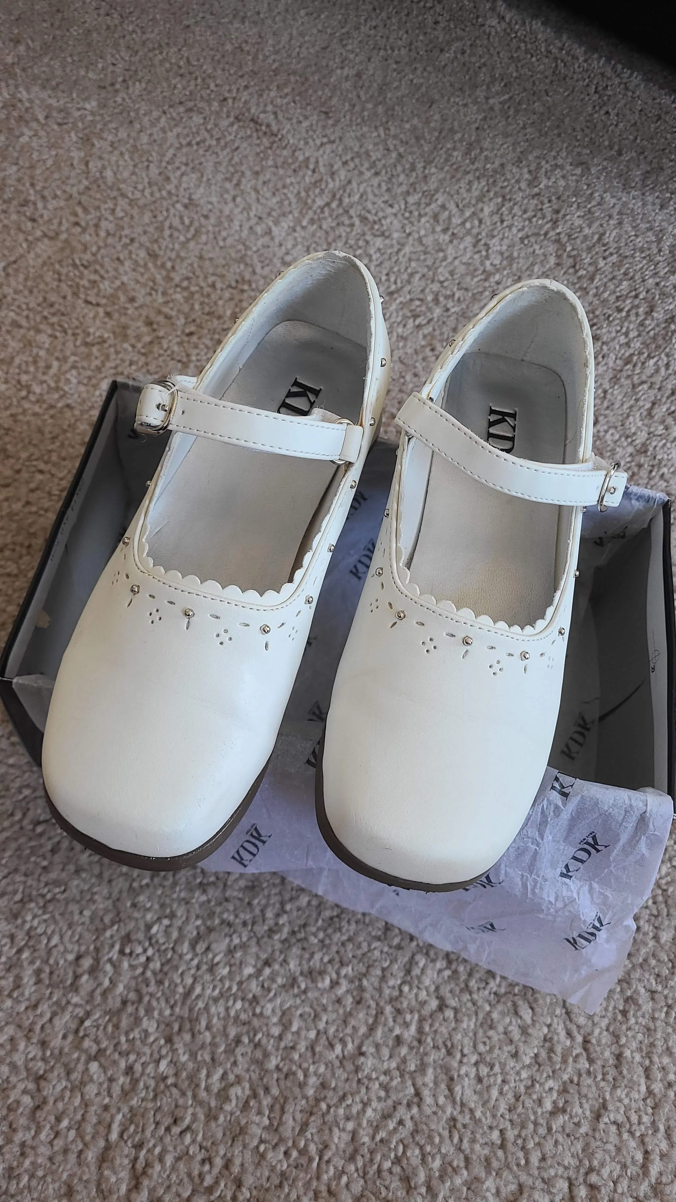 KDK New York Girls' White Dress Shoes, Size: Youth 3 image indicator(2)