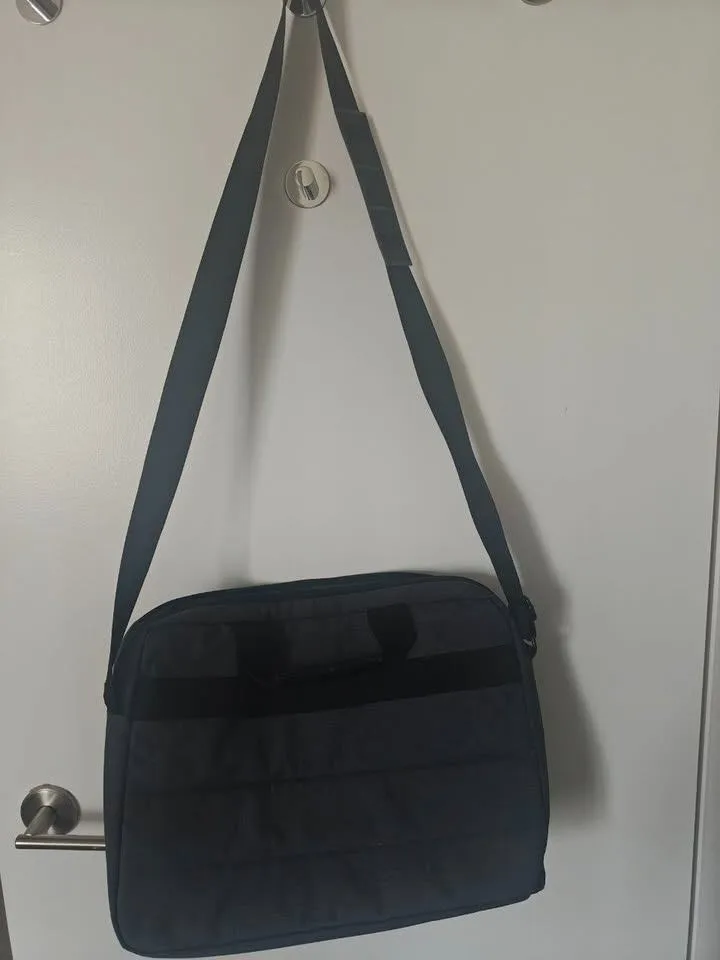 Basic Laptop Shoulder Bag – Fits up to 15" thumbnail