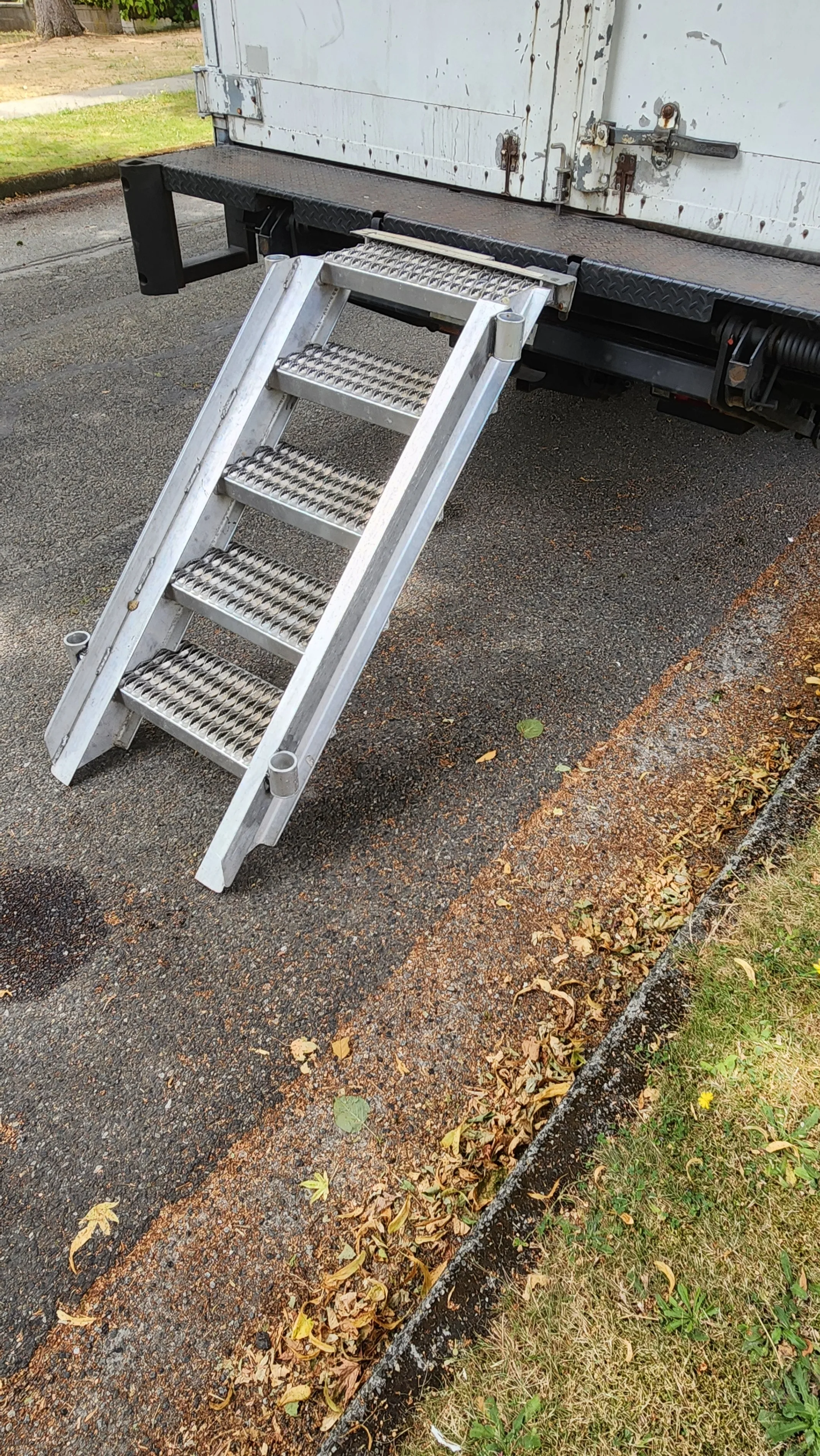 ISUZU Box Truck Step Ladder image indicator(3)
