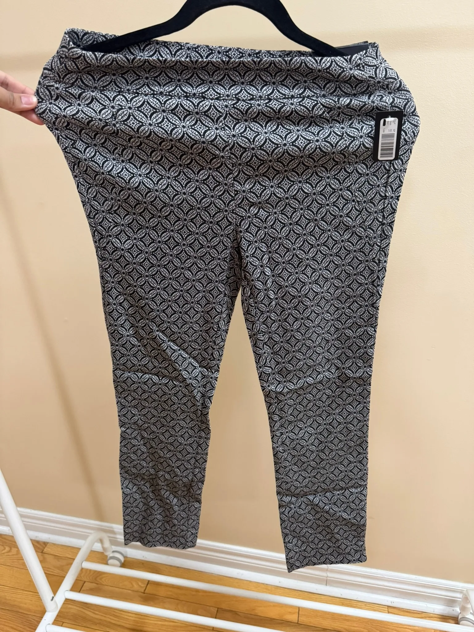 RW&CO. Black & White Geometric Print Crop Leggings thumbnail