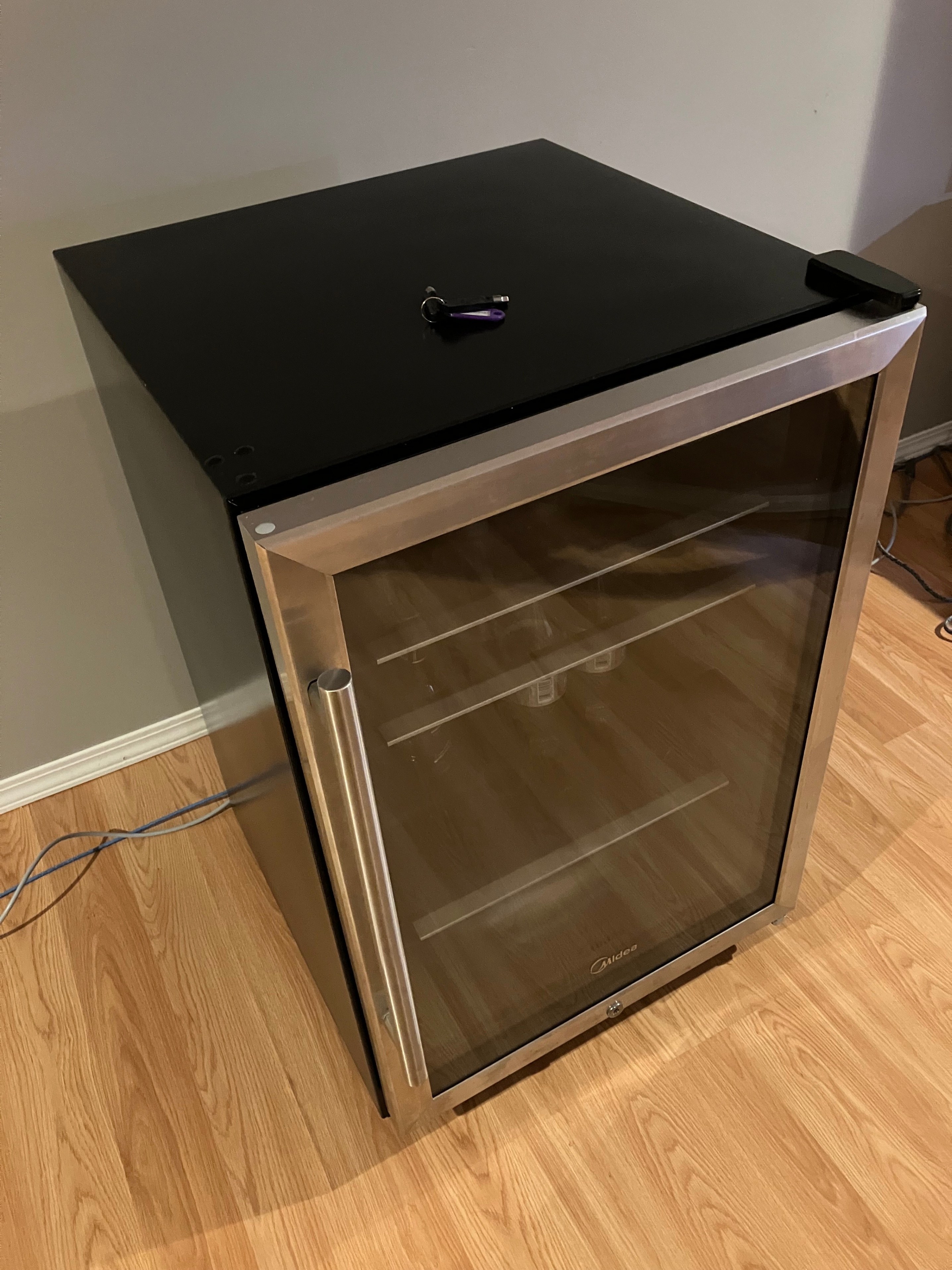 Midea Compact Beverage Cooler (Lockable) 🧡 - photo 2
