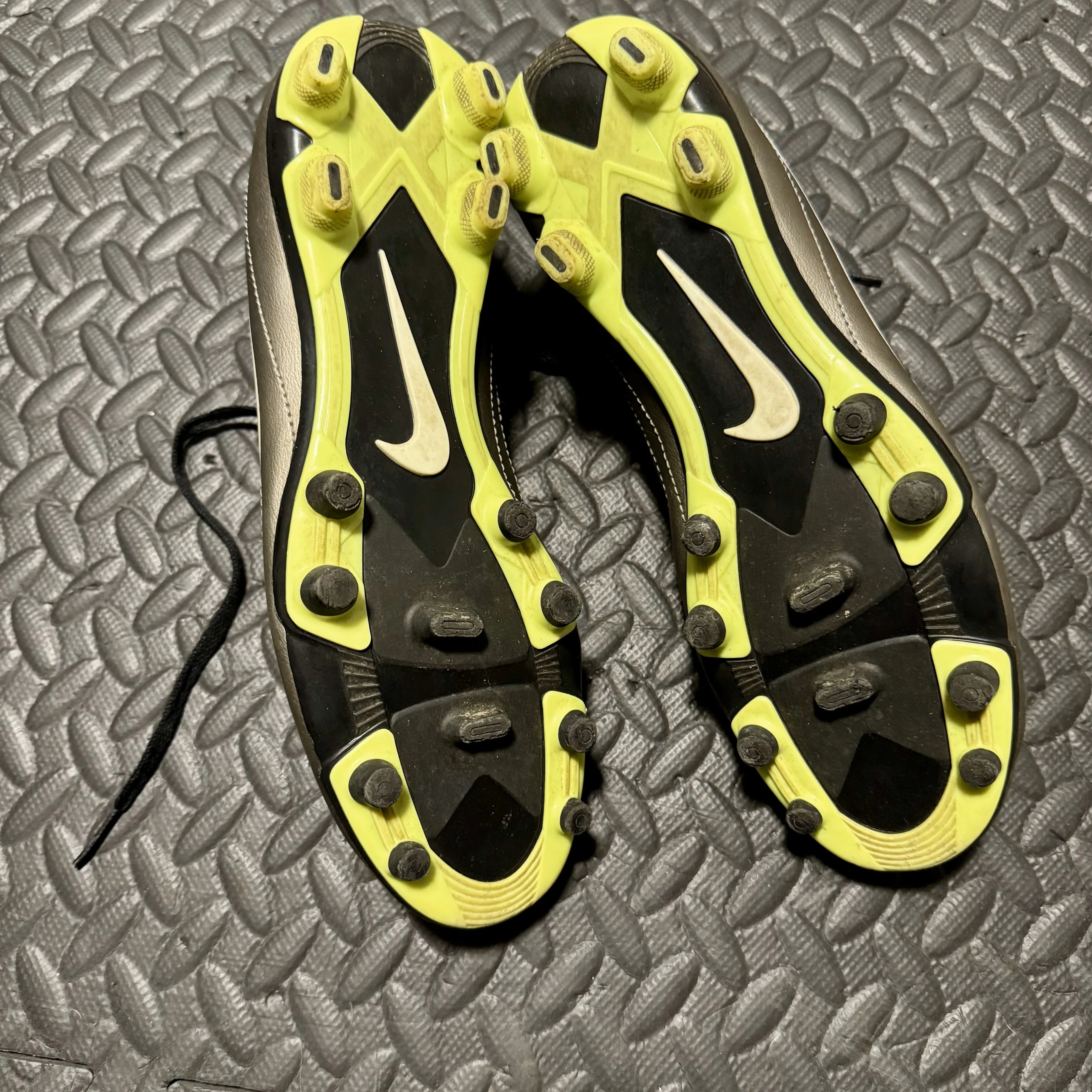 Boys - Nike Soccer Shoe, size 8