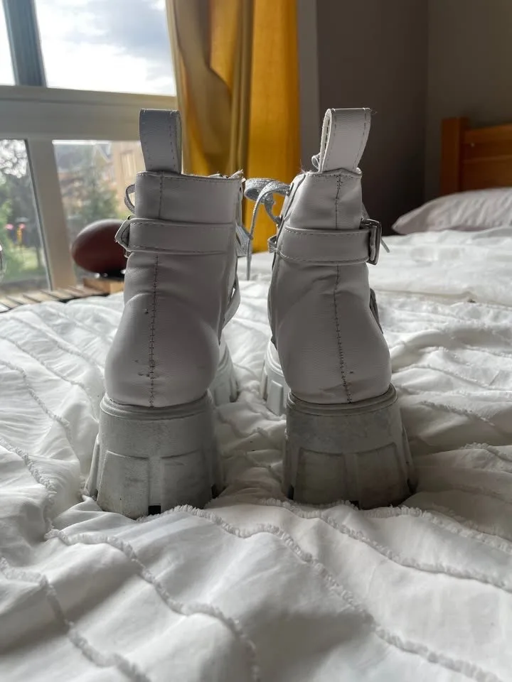 White Boots image indicator(3)