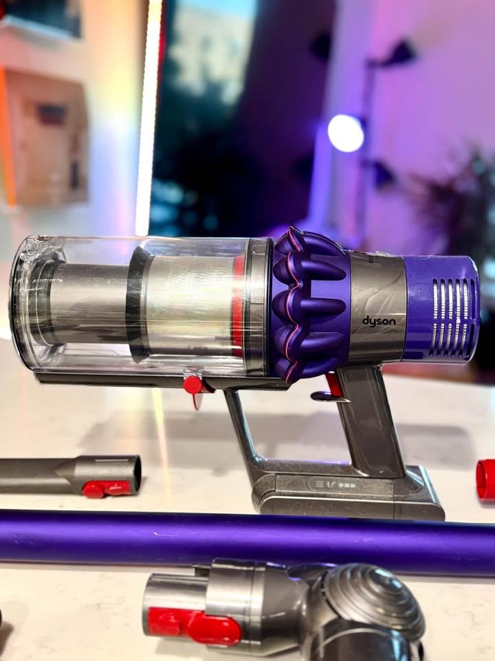 Dyson v10 + accessories kit! Like new! - photo 2