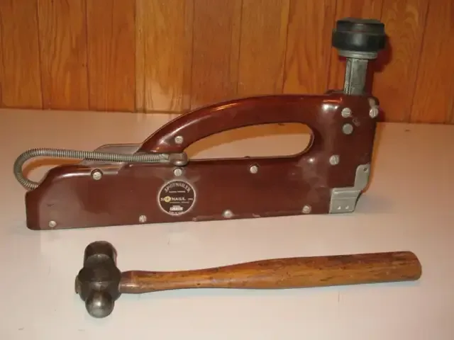 Manual Flooring Stapler, with Mallot thumbnail