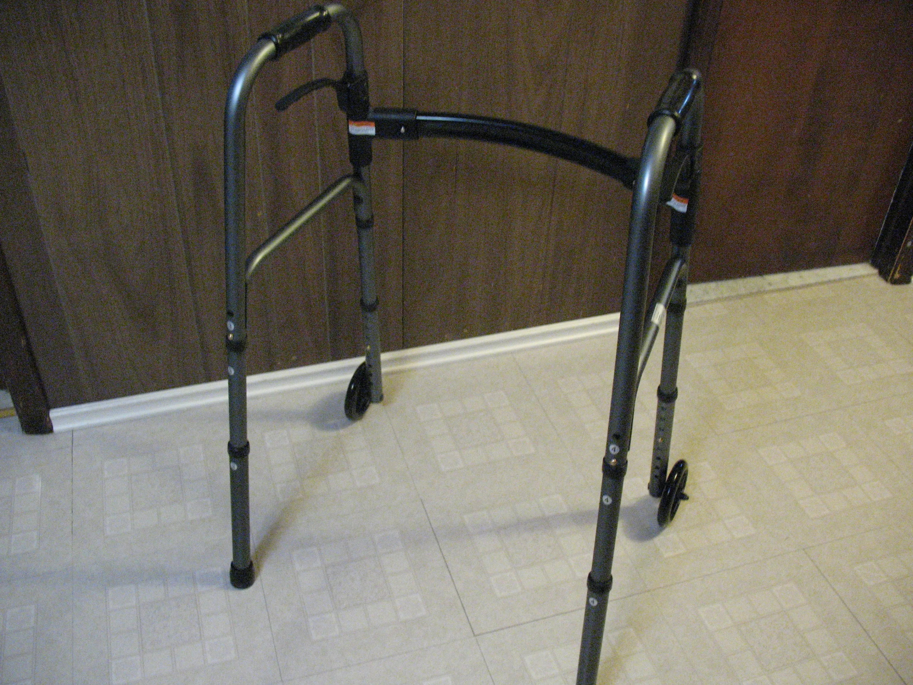 Adult Adjustable Aluminum Walker, BRAND NEW image indicator(9)