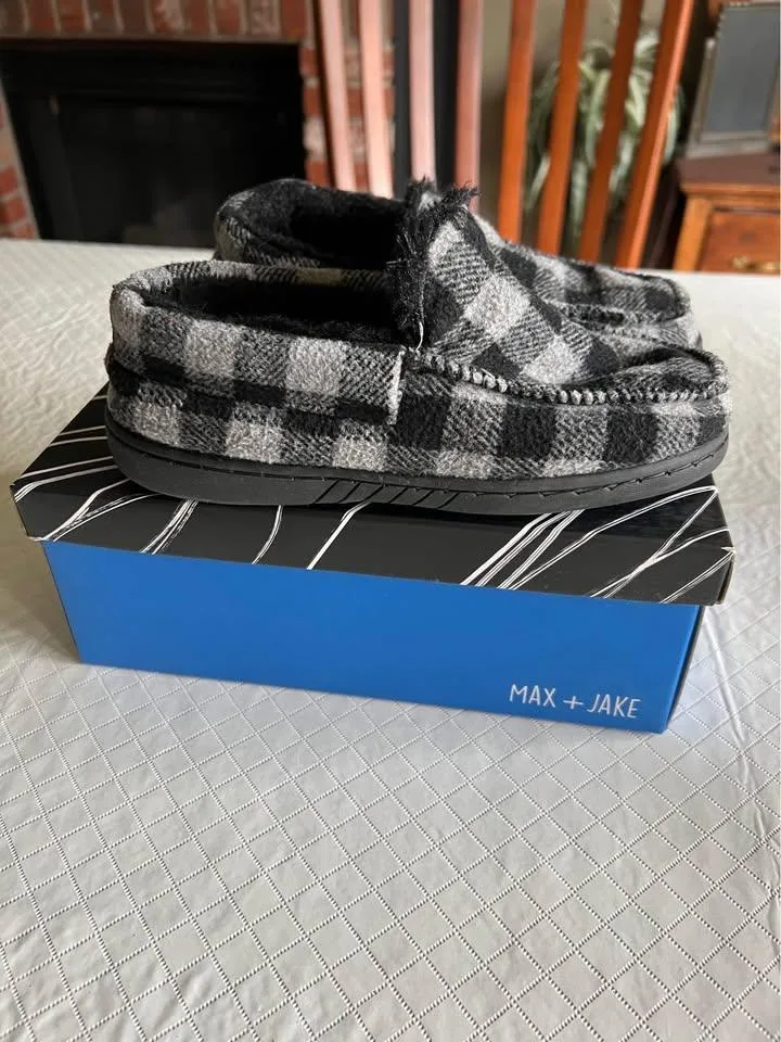 Max & Jake Slippers-Like New Condition Size 3 CA$5  · In thumbnail