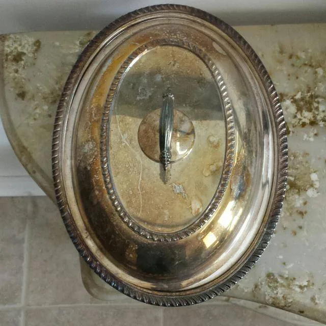 WM Rogers Silverplate Covered Serving Dish – Vintage Oval Tray image indicator(2)