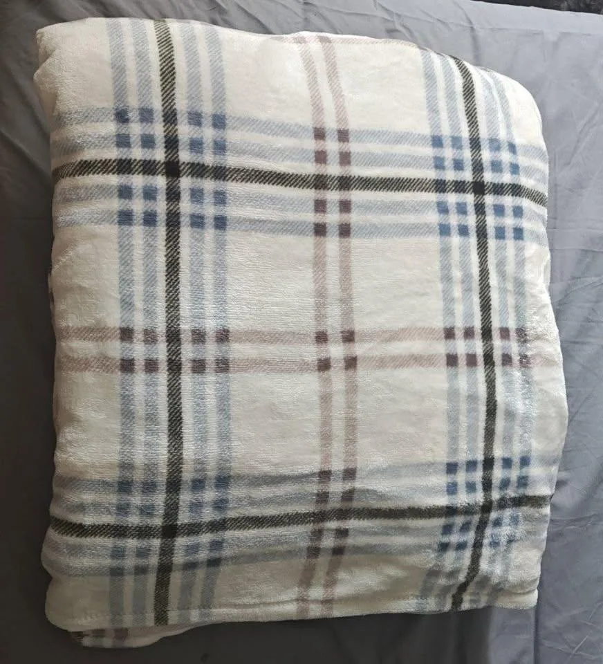 Soft Plaid Throw Blanket – Brand New, Never Used thumbnail
