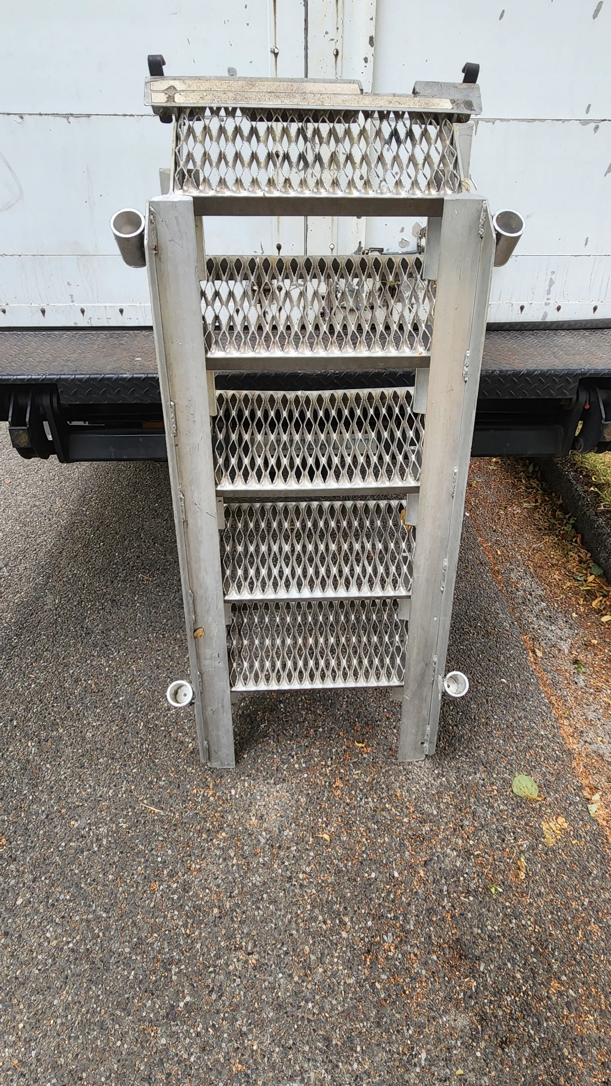 ISUZU Box Truck Step Ladder image indicator(5)