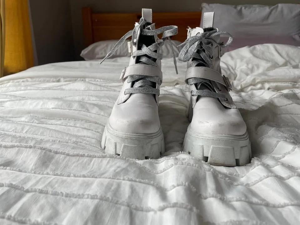 White Boots image indicator(2)