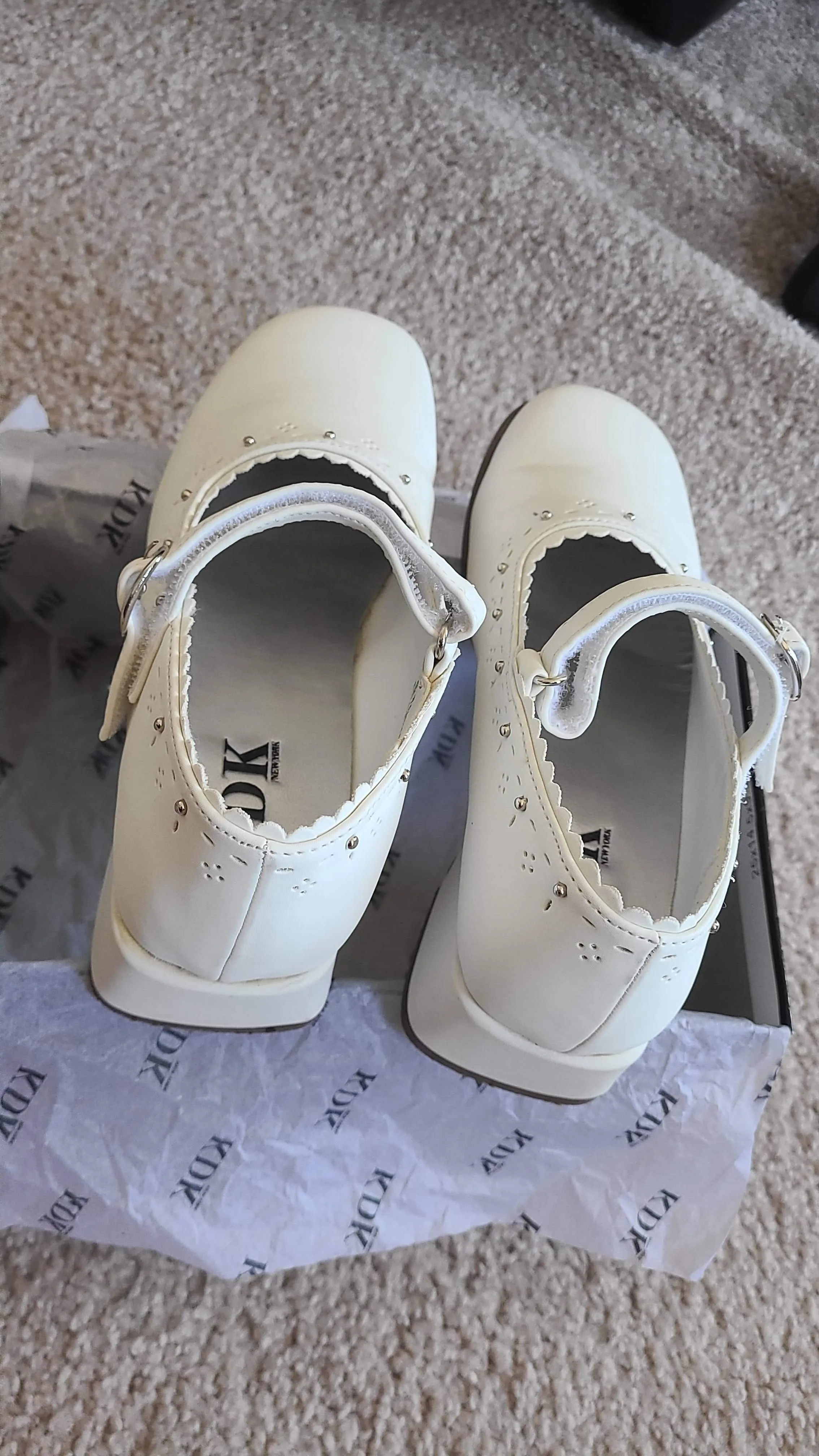 KDK New York Girls' White Dress Shoes, Size: Youth 3 image indicator(3)