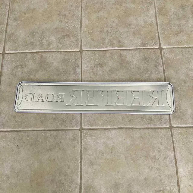 "Reefer Road" Tin Street Sign – Novelty Metal Wall Decor image indicator(2)