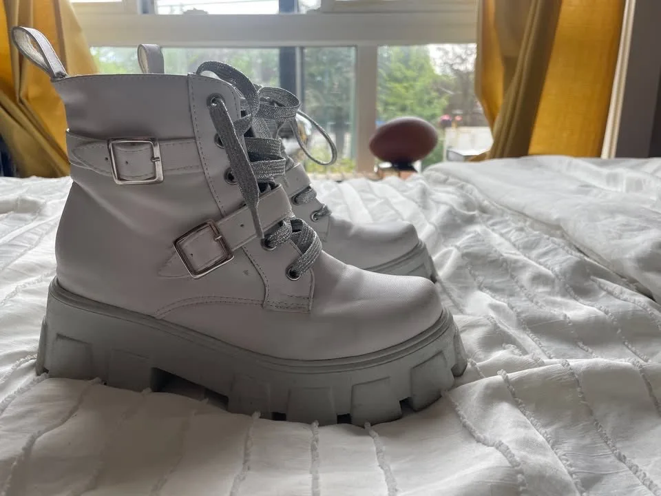 White Boots image indicator(5)