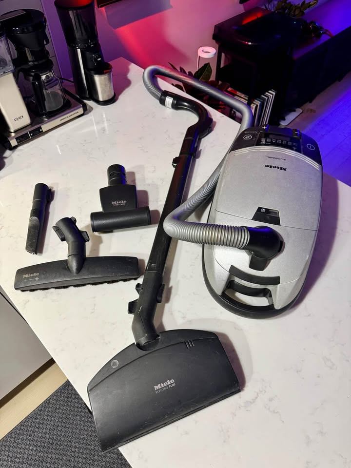 Miele Aluminum S548 vacuum. Great condition!