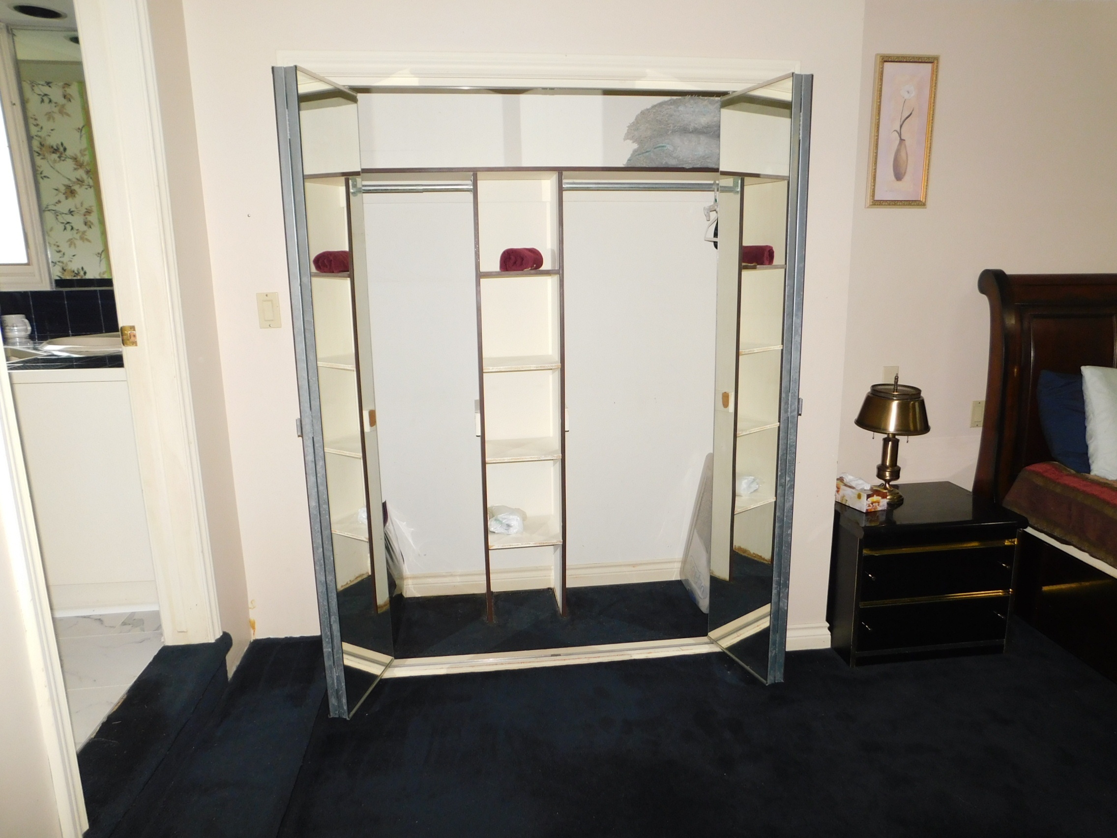 Large Assisted Living room for Rent with Private Ensuite Bath - photo 2