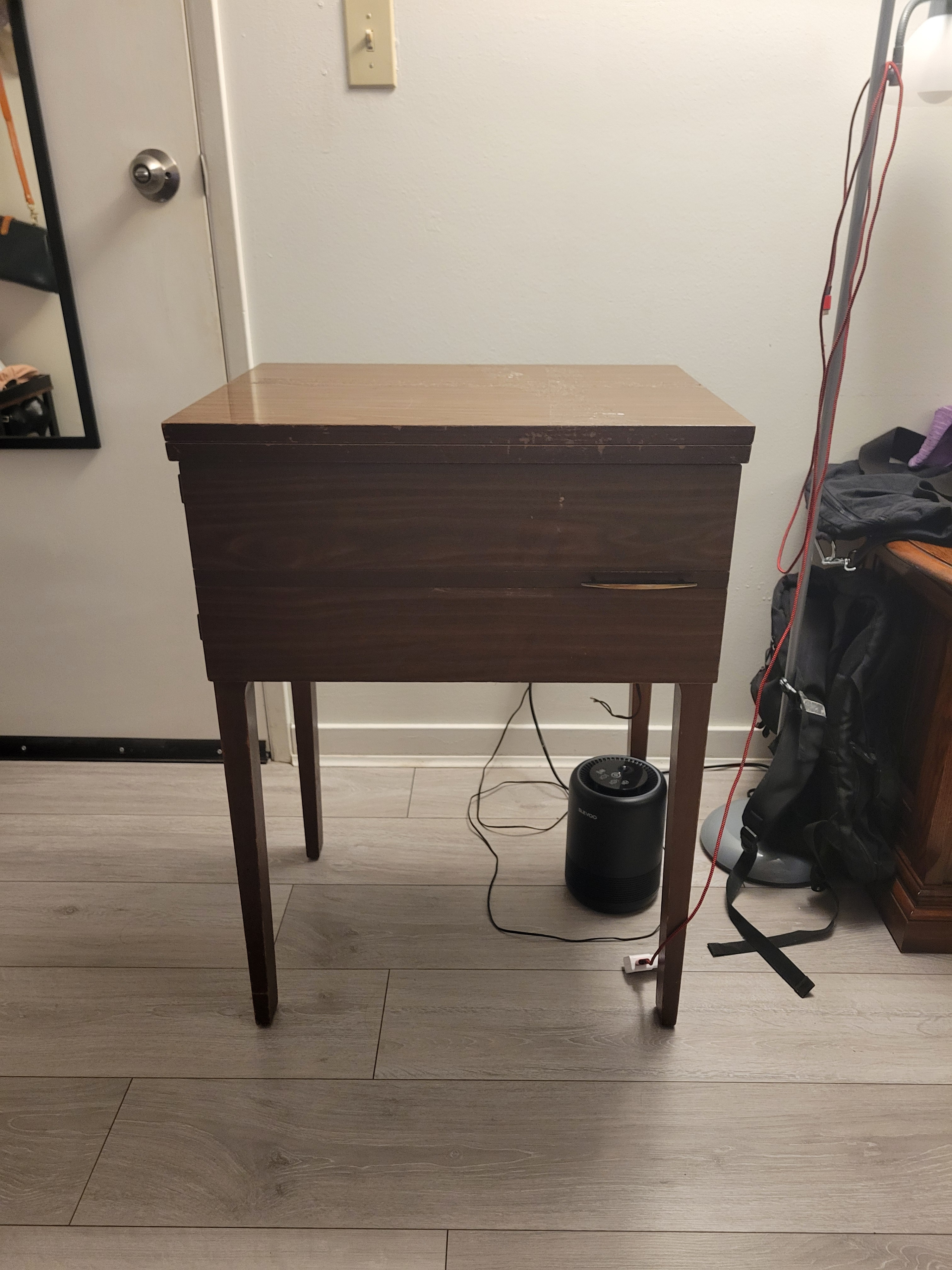 Vintage Sewing Machine Table with Machine – FREE - photo 4