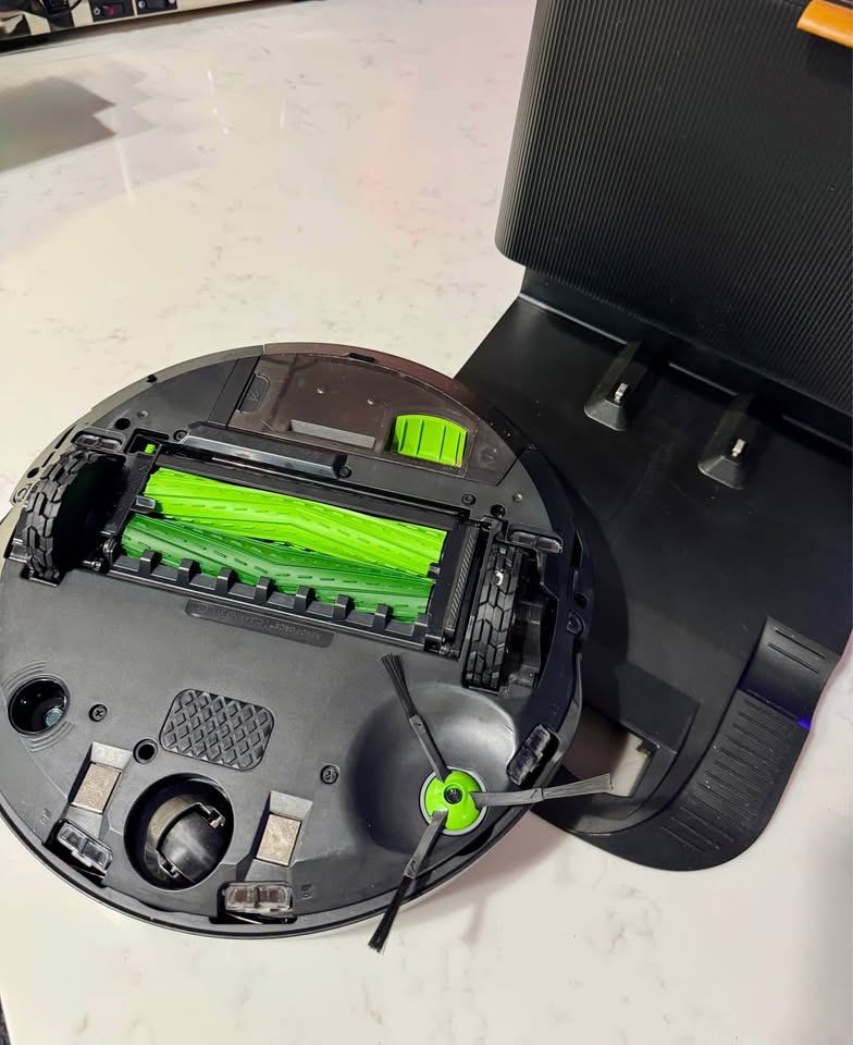 iRobot Roomba j9+ vacuum & extra parts! - photo 3