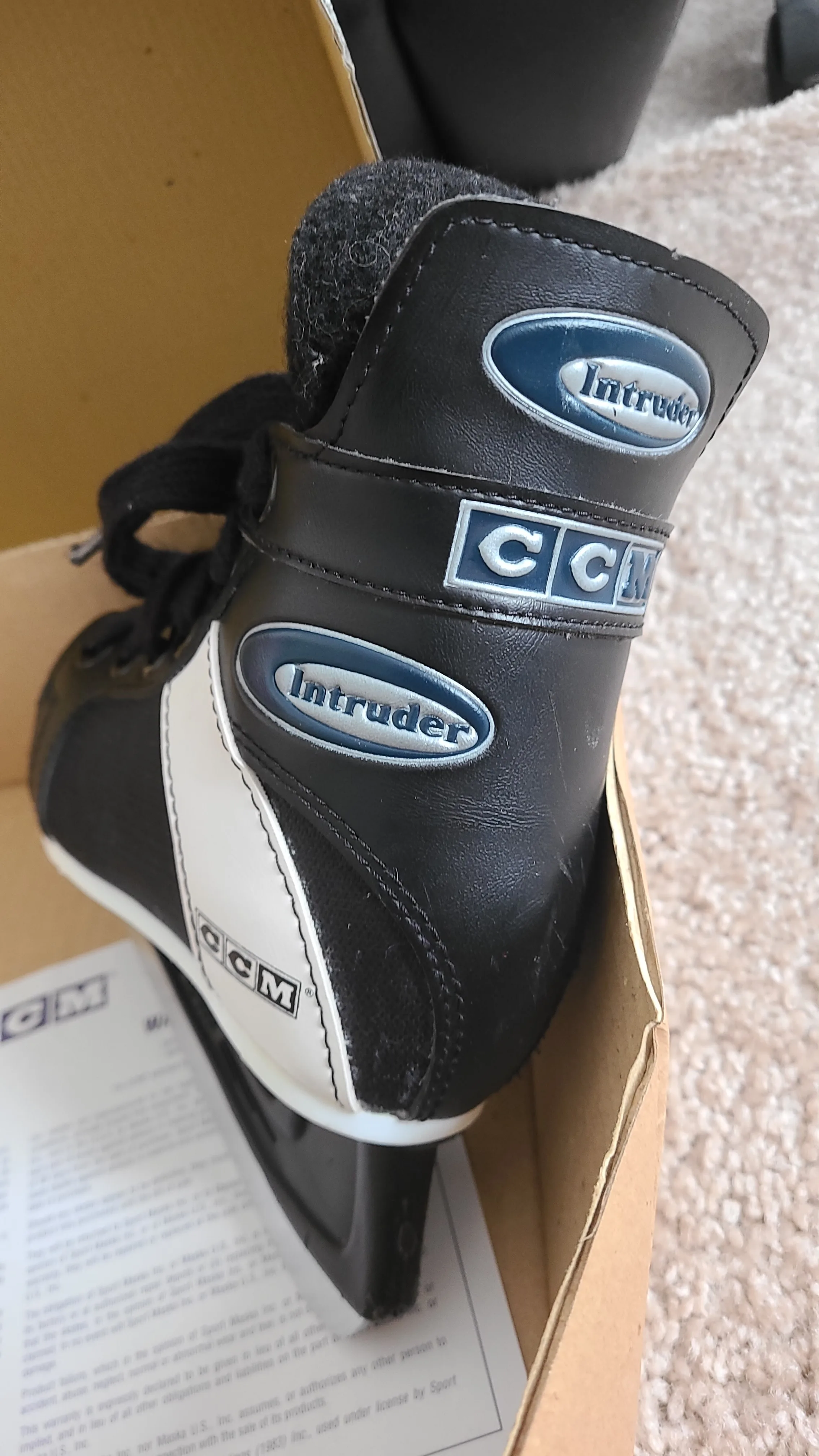 CCM hockey skates - Kids Size 8 image indicator(9)
