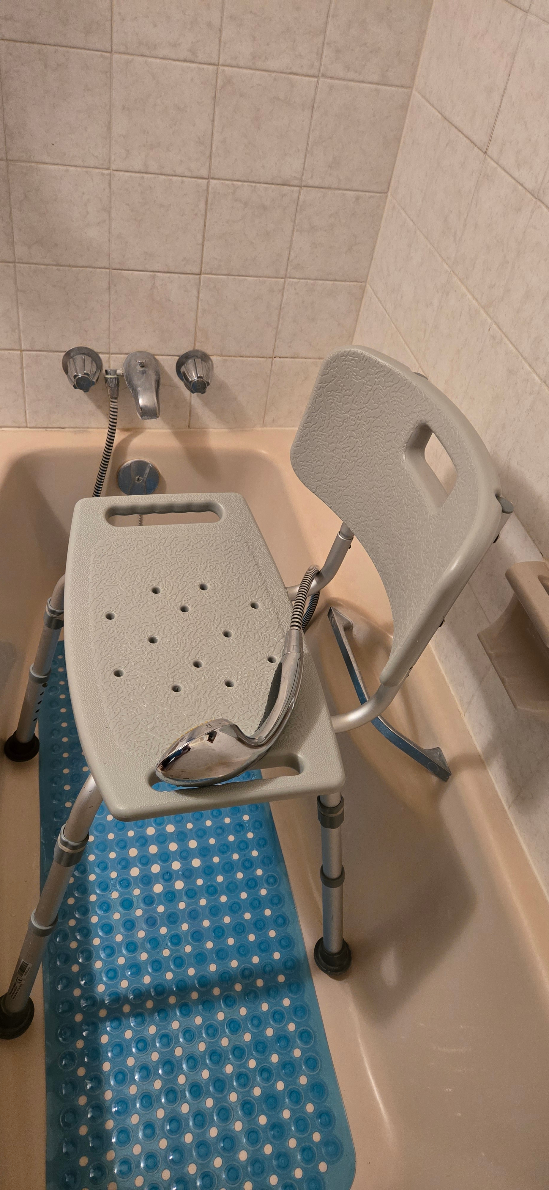Shower Chair - Used like new, very sturdy & light weight - photo 3