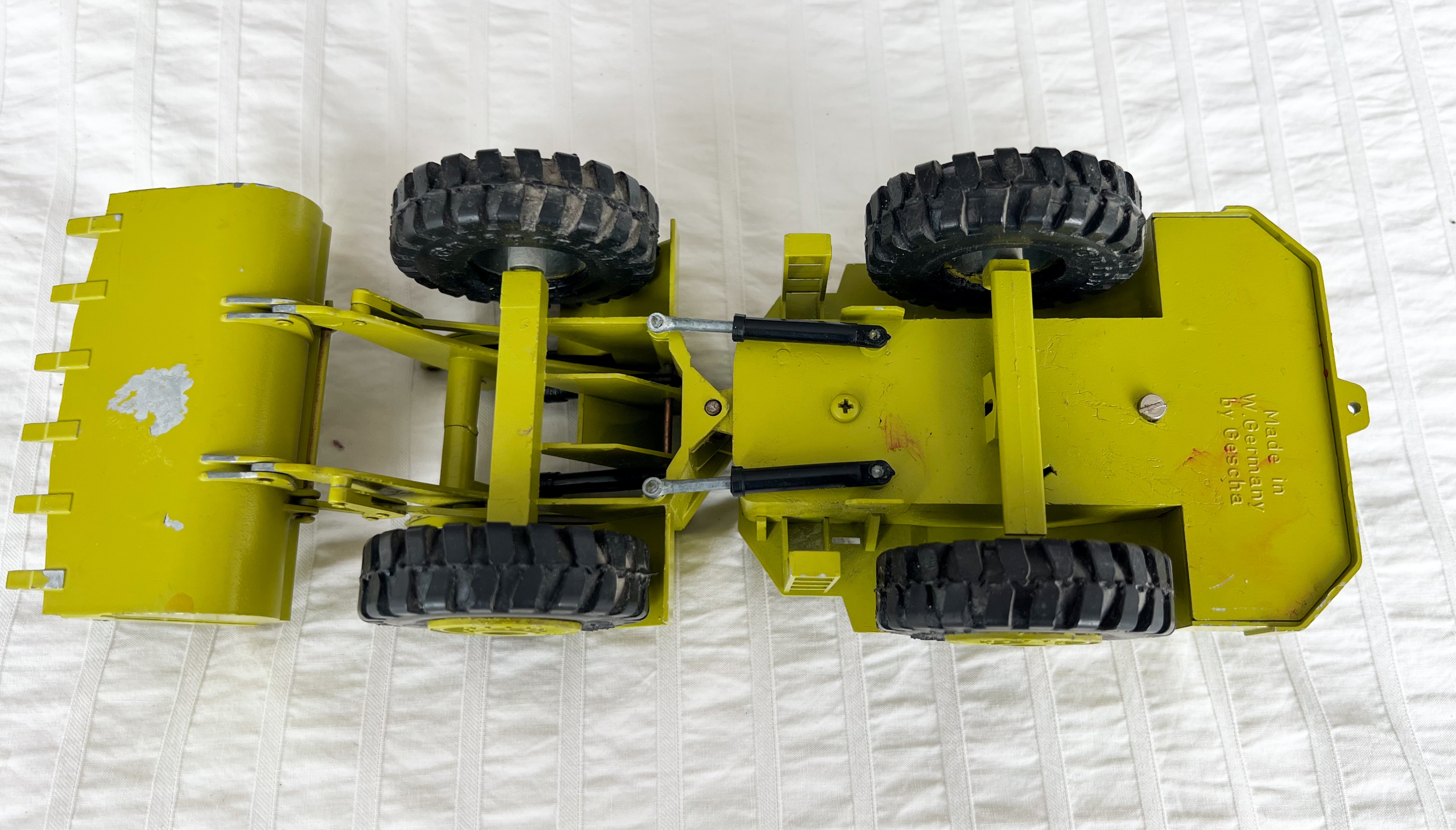 Gescha Terex 72-71 Loader 1:40 Scale Die-Cast Model - photo 5