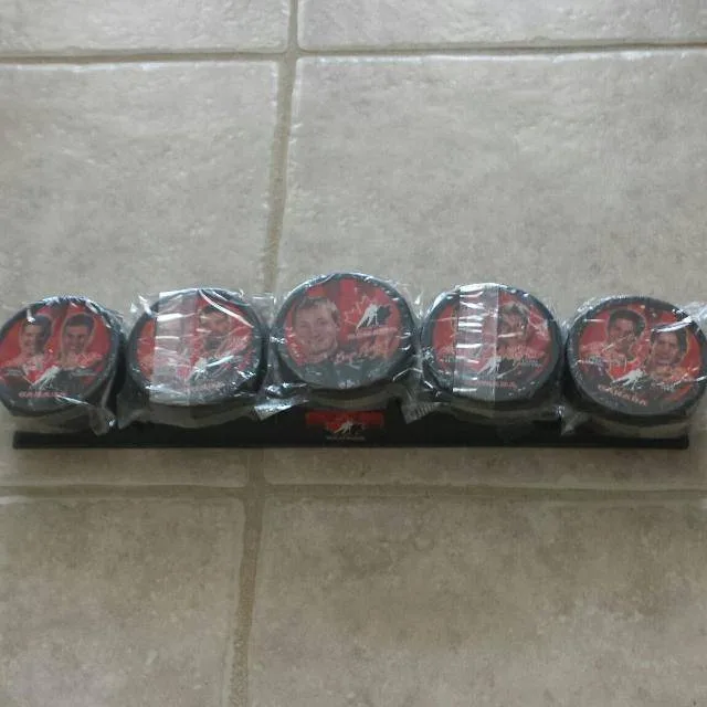2002 McDonald’s Team Canada Hockey Puck Set – Sealed image indicator(2)