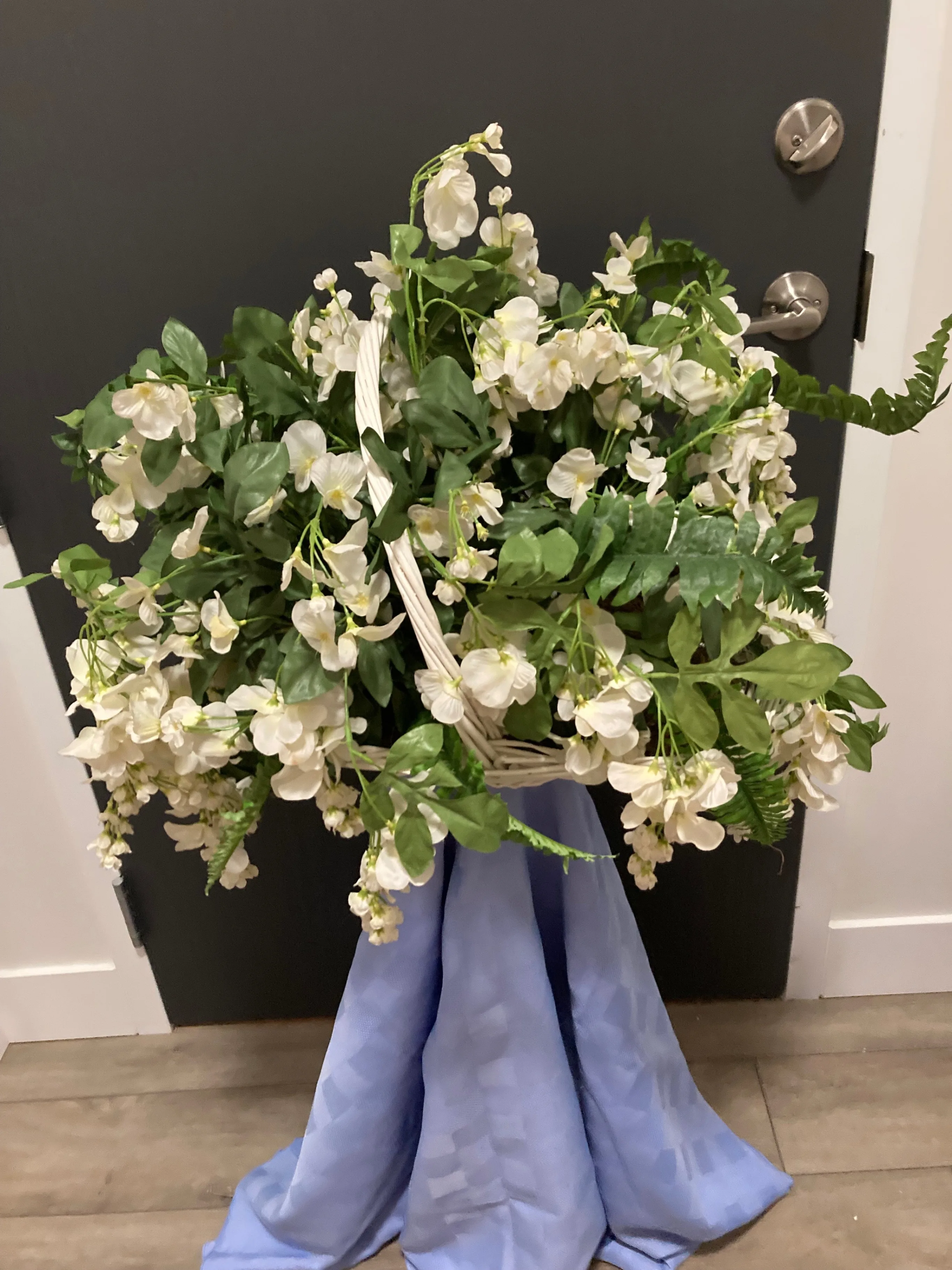 White flower arrangement thumbnail