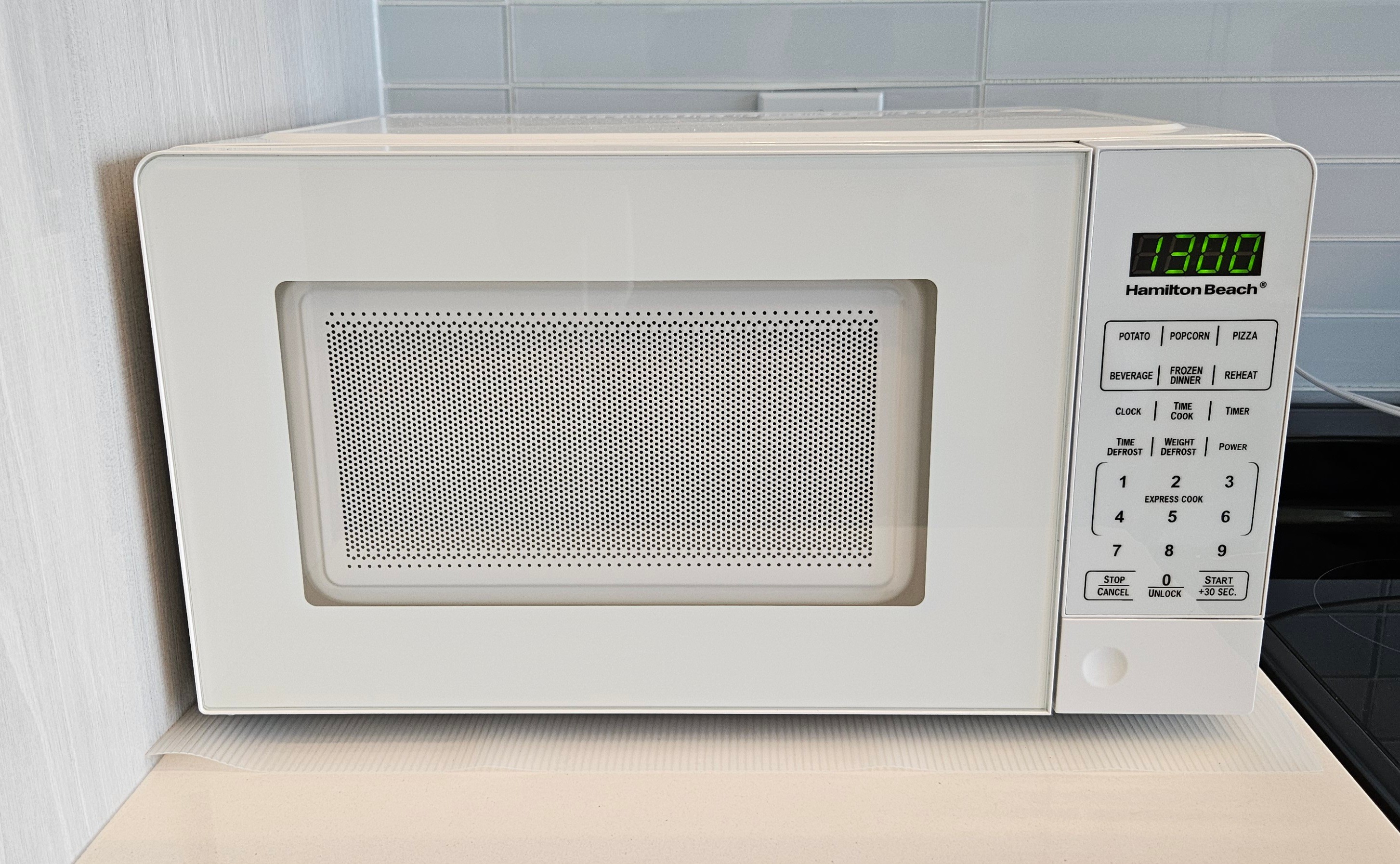 Microwave Hamilton Beach 0.7 cu ft - Compact Size