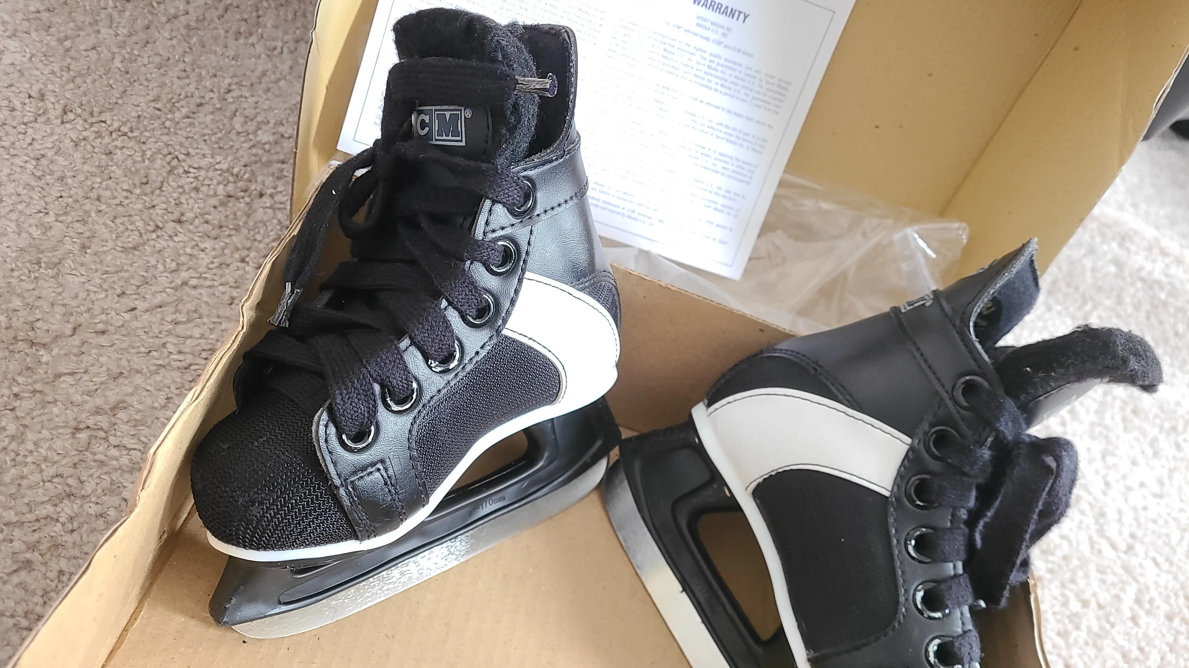 CCM hockey skates - Kids Size 8 image indicator(2)