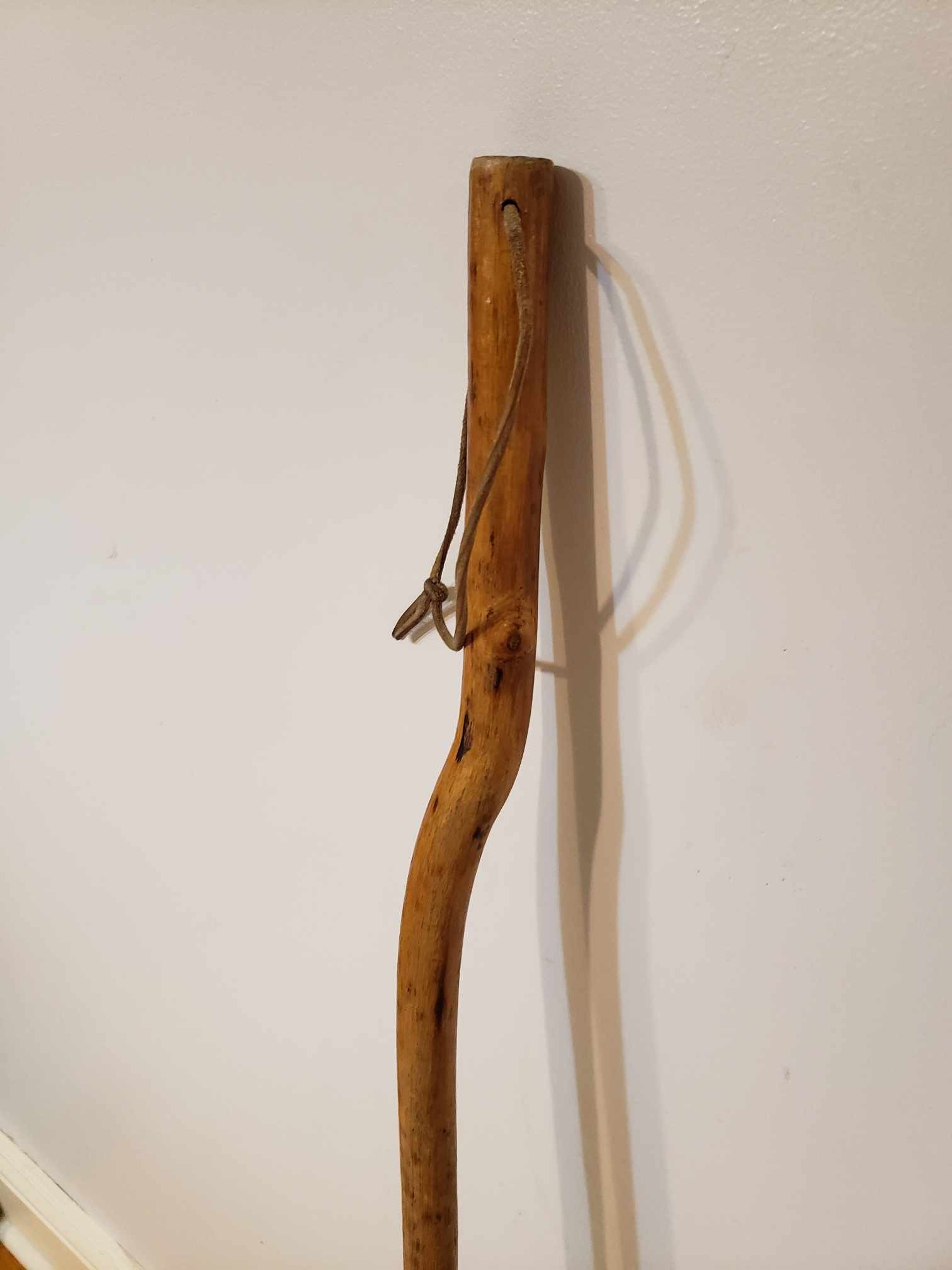 Antique hardwood walking stick with leather strap 4 feet long - photo 5