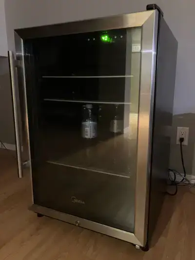 Midea Compact Beverage Cooler (Lockable) 🧡 - photo 3