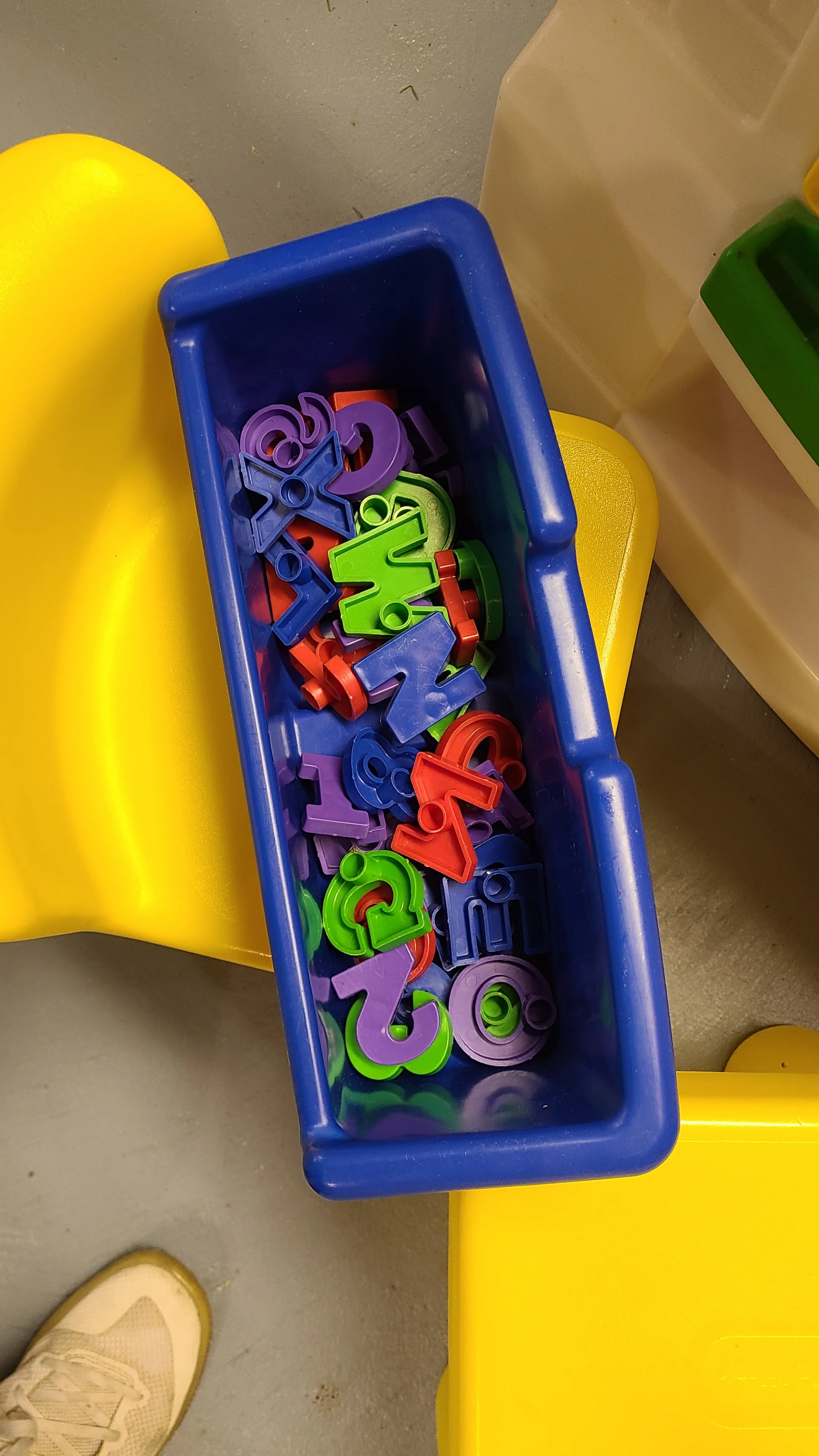Today's toddlers toy table with chairs image indicator(3)